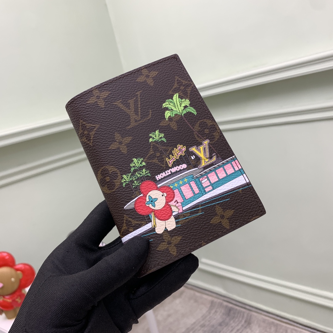 【顶级】M80858👏👏此款护照套以 Monogram 帆布烘托限量版印花，讲述品牌吉祥物 Vivienne 的好莱坞大道之旅。轻盈构型内设 3