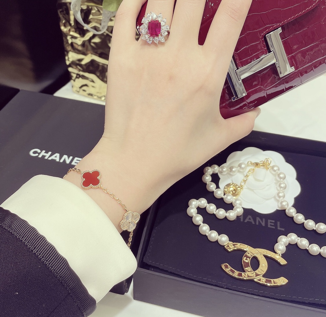 NO:631177,88320. Zodiac year red new product & limited edition guilloché carnelian four-leaf clover five-flower bracelet rose gold chain laser five-flower, the wife is so beautiful, paired with red agate, good luck Exclusively customized V gold plated real gold material K gold craftsmanship The best whitening bracelet of the year~ Beautiful, super luxurious,,bracelet,Cardia high-end jewelry1986090988320.本命年红 新品 &  限量新款玑镂雕花拼红玉髓 四叶草五花手链 玫瑰金链条镭射五花 太太太好看啦 搭配红玛瑙 大吉大利 独家定制V金镀真金材质 K金工艺 年度最佳显白手链～ 美炸 超贵气,,bracelet,卡迪亚高端饰品,Jewelry