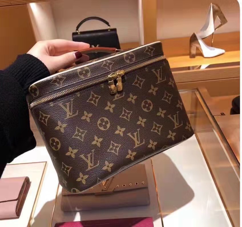 NO:205878,The perfect original list of hardware [NICE BB Makeup Bag] M42265 Presbyterian, small is beauty. With the iconic Nice makeup bag as the inspiration for design, this elegant toilet bag is a personal choice for carrying basic beauty supplies. The hidden zipper bag on the inside of the flip cover can store particularly valuable personal items. Size 24.0 x 18.0 x 14.5 cm, LV [top original list], louis vuitton, cosmetic bags & cases19860909对版开发细节完美原单五金【NICE BB 化妆包】M42265 老花 小即是美.以标志性的Nice化妆包为设计灵感来源,此款优雅的盥洗包是携带基本美容用品的个性之选.翻盖内侧的隐藏式拉链袋可存放尤其贵重的私人物品.尺寸24.0 x 18.0 x 14.5 厘米,LV【顶级原单】,louis vuitton,cosmetic bags & cases,Bag