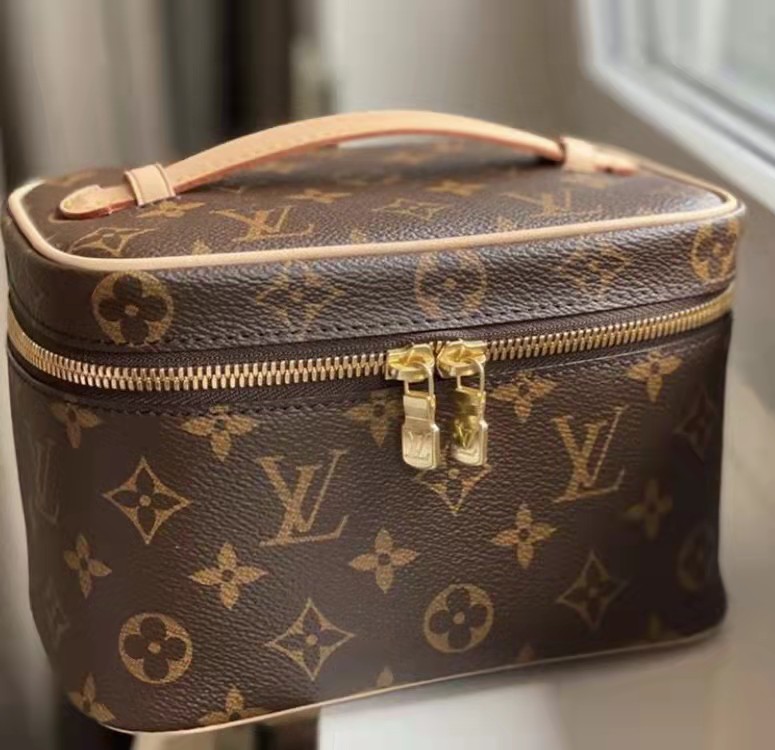NO:395000,The perfect version development details. The original single hardware model M44495Nice mini makeup bag creates a delicate body with a soft Monogram canvas. It is paired with a leather handle that can release space. It is placed in a travel bag or suitcase while accommodating toiletries. Use the LV inscription metal zipper head to lightly open the double zipper top flip, and the interior space is clear. Size 20 x 13.5 x 12 cm, LV [top original single], louis vuitton, cosmetic bags & cases19860909对版开发细节完美原单五金型号M44495Nice 迷你化妆包以柔软的 Monogram 帆布造就精巧身形,搭配放平即可释放空间的皮革手柄,在容纳洗漱用品的同时从容置于旅行袋或手提箱.使用 LV 铭纹金属拉链头轻启双拉链顶部翻盖,内物空间一览无遗.尺寸20 x 13.5 x 12 厘米,LV【顶级原单】,louis vuitton,cosmetic bags & cases,Bag