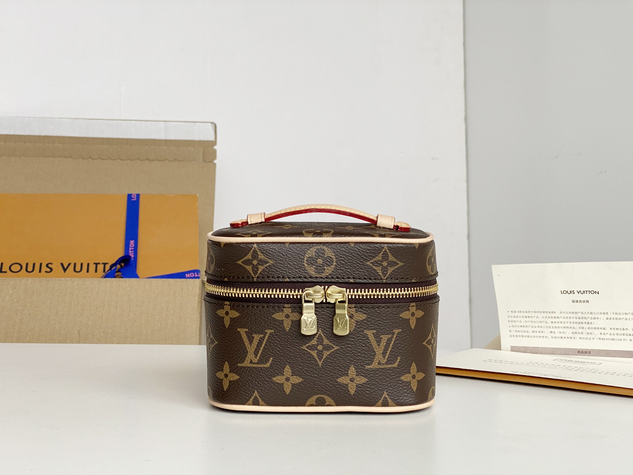 NO:205367,The original single hardware model M44936 old flower Nice Nano makeup bag is made of exquisite configuration with Monogram canvas. It can be placed in the bathroom to store cosmetics such as nail polish or lipstick, or placed in a handbag to collect small items. Place the handle flat to enter the narrow space. Size 14 x 10.2 x 8.5 cm, LV [top original single], louis vuitton, cosmetic bags & cases19860909对版开发细节完美原单五金型号M44936老花Nice Nano 化妆包以 Monogram 帆布塑造精巧构型,可摆放在浴室收纳指甲油或唇膏等美妆用品,或置于手袋归集小件物品.放平手柄即可收入狭小空间.尺寸14 x 10.2 x 8.5 厘米,LV【顶级原单】,louis vuitton,cosmetic bags & cases,Bag