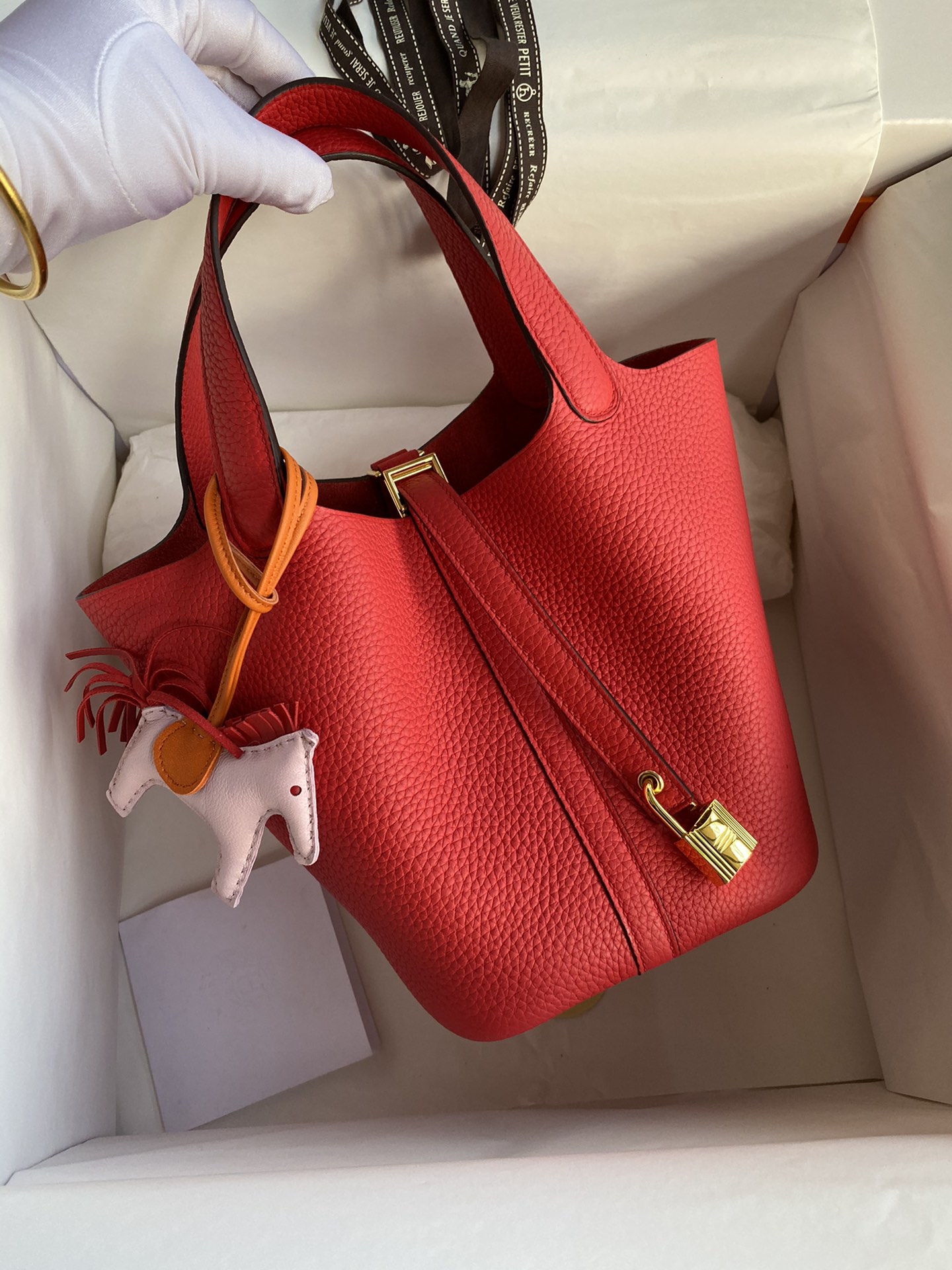 Cesta 18cm piel TC importada rojo brillante hilo encerado hebilla dorada