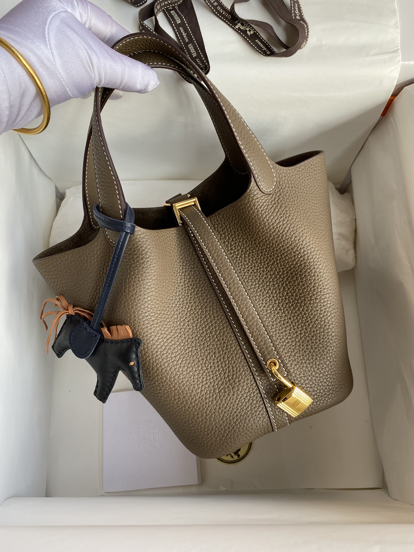 Cesta 18cm piel TC importada gris elefante 🐘 hilo encerado dorado