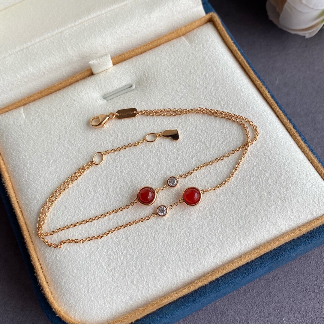 V金材质 p115  高级精工版 镀咪金 伯爵转动小球手链，自由搭配多彩POSSESSION勾勒你独一无二的个性魅力，在阳光下尽情释放独特光华，轻轻转动 #PiagetPossession#，畅游异彩纷呈的璨阳人生