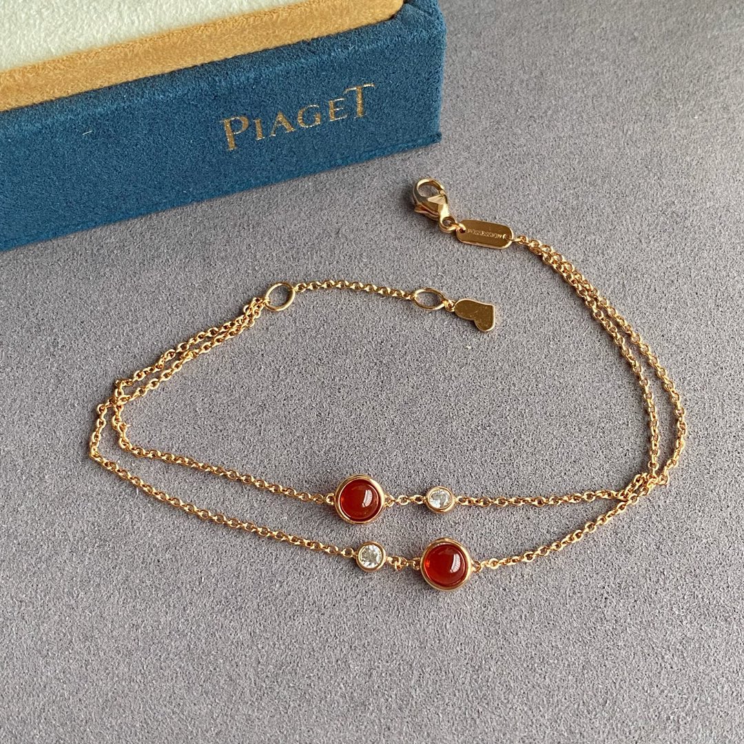 V金材质 p115  高级精工版 镀咪金 伯爵转动小球手链，自由搭配多彩POSSESSION勾勒你独一无二的个性魅力，在阳光下尽情释放独特光华，轻轻转动 #PiagetPossession#，畅游异彩纷呈的璨阳人生