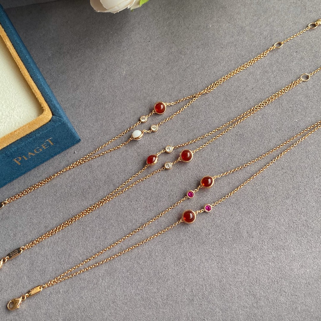 V金材质 p115  高级精工版 镀咪金 伯爵转动小球手链，自由搭配多彩POSSESSION勾勒你独一无二的个性魅力，在阳光下尽情释放独特光华，轻轻转动 #PiagetPossession#，畅游异彩纷呈的璨阳人生