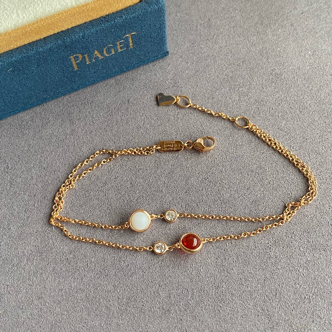 V金材质 p115  高级精工版 镀咪金 伯爵转动小球手链，自由搭配多彩POSSESSION勾勒你独一无二的个性魅力，在阳光下尽情释放独特光华，轻轻转动 #PiagetPossession#，畅游异彩纷呈的璨阳人生