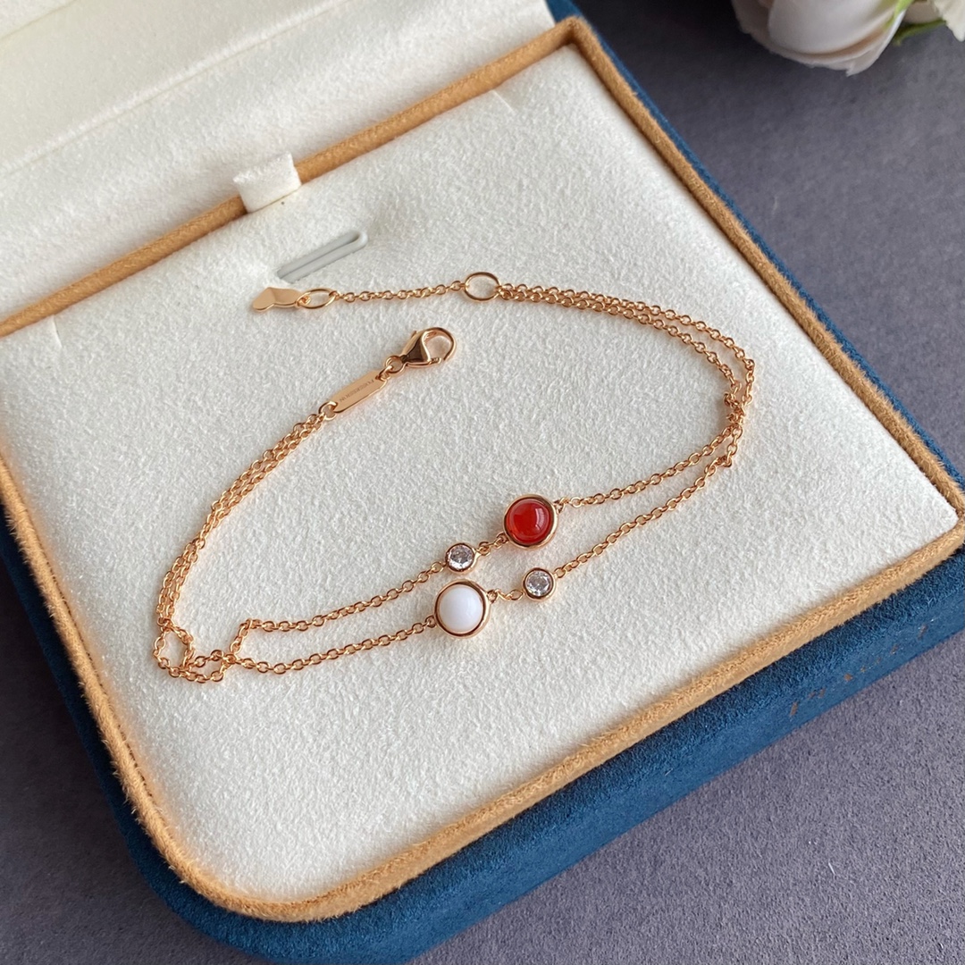 V金材质 p115  高级精工版 镀咪金 伯爵转动小球手链，自由搭配多彩POSSESSION勾勒你独一无二的个性魅力，在阳光下尽情释放独特光华，轻轻转动 #PiagetPossession#，畅游异彩纷呈的璨阳人生