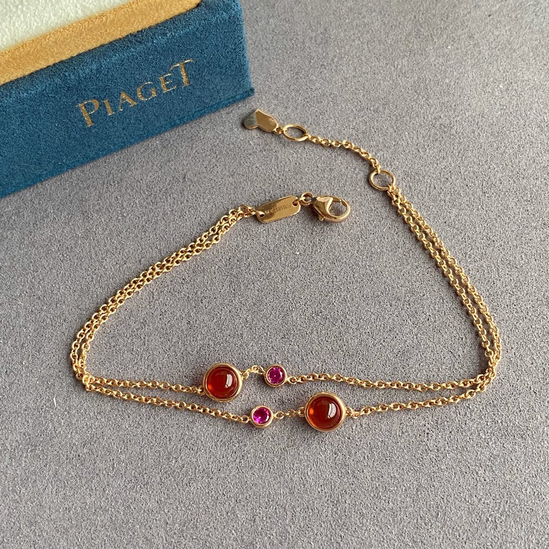 V金材质 p115  高级精工版 镀咪金 伯爵转动小球手链，自由搭配多彩POSSESSION勾勒你独一无二的个性魅力，在阳光下尽情释放独特光华，轻轻转动 #PiagetPossession#，畅游异彩纷呈的璨阳人生