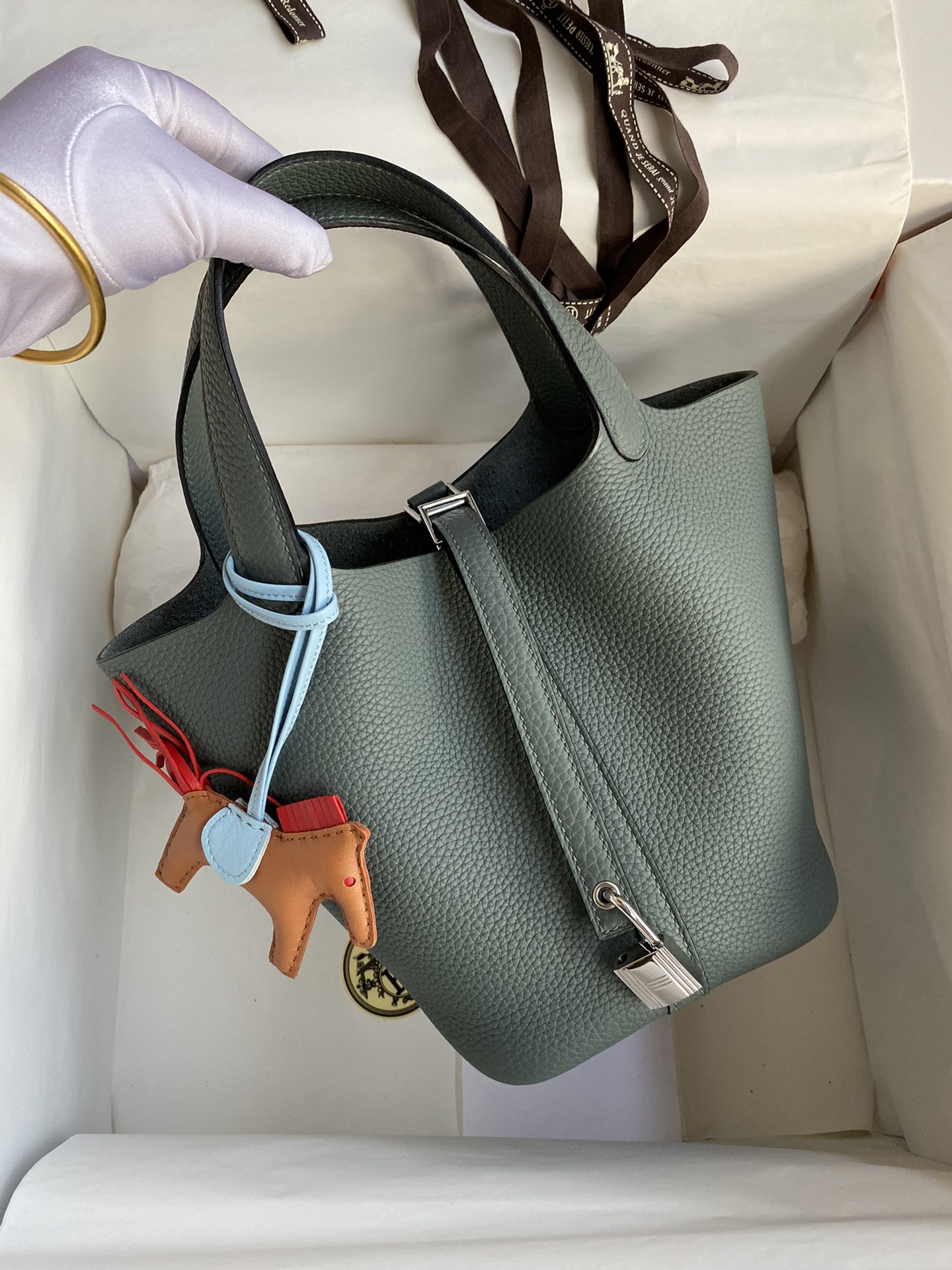 Bolso cesta 18cm en cuero TC importado, verde almendra, cierre plateado con hilo encerado