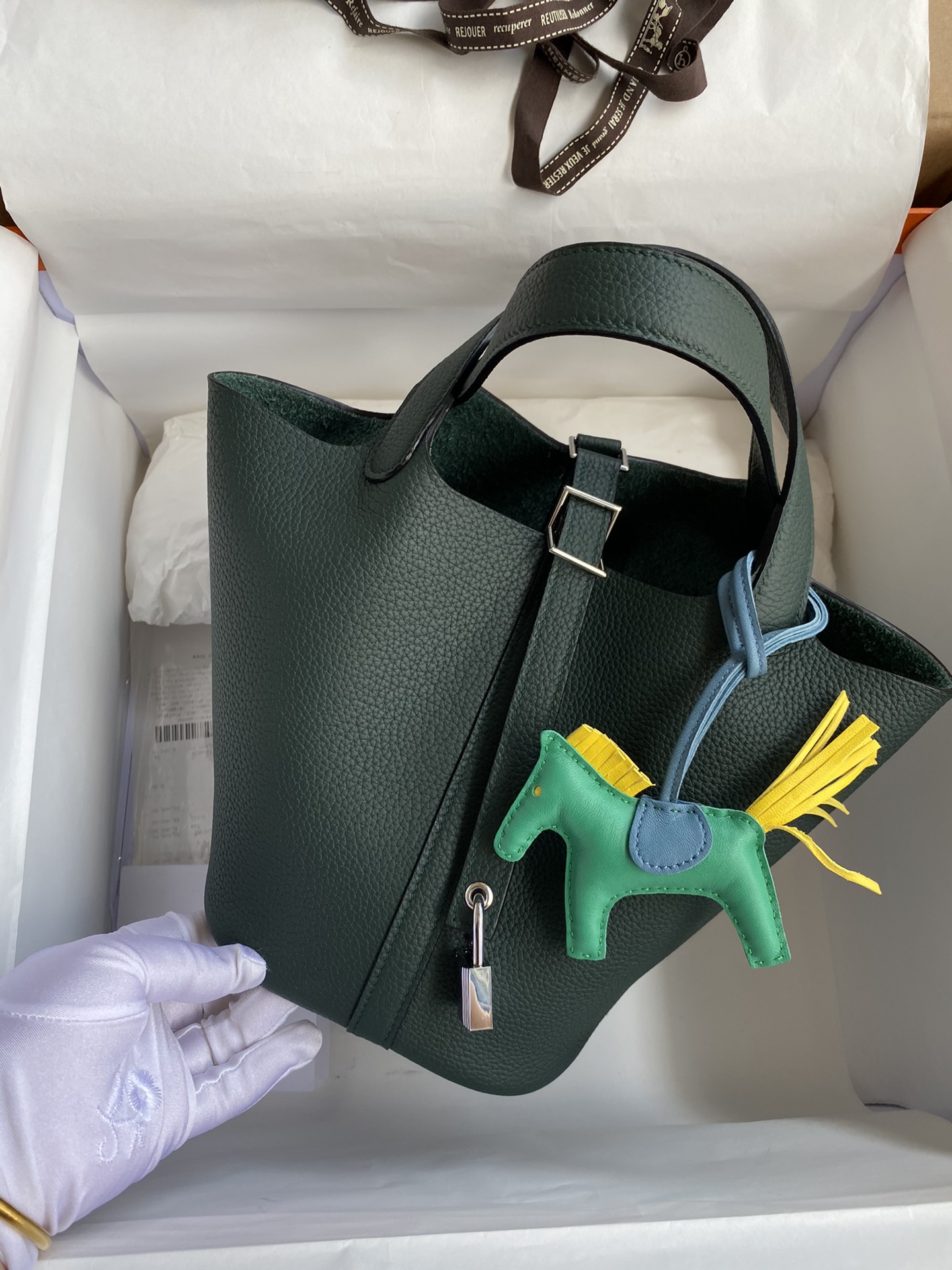 Cesta Picotin...18cm piel Togo importada verde pino hebilla plateada hilo encerado