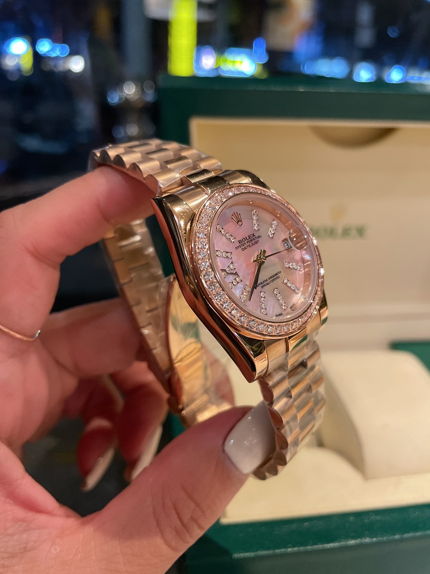 K5    劳力士 Rolex  日志 系列经典女款 实芯五珠钢带-原装压扣  设计显出独特高贵优雅女神气质316精钢表壳搭配施华洛世奇水晶钻石，纯手工镶嵌而成，女性气质，高端大气，不显浮华的风格广受成功人士喜爱，逐渐深刻人心，并备受各界女士推重。工艺精湛，糅合尊贵、典雅和独特气质于一身