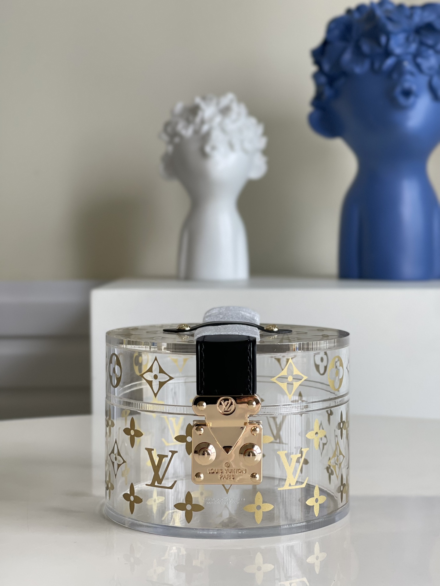 NO:397851,[Exclusive real photo Transparent round box] Plexiglass, high-quality leather and shiny metal jointly create this dazzling decorative box. Multiple details are echoing the classic LV suitcase. This gorgeous new version of the small box can store jewelry and cosmetics, and can also be placed on the dressing table for decoration. Detailed features 12.5 x 9 x 14 cm az.,LV [original leather],louis vuitton19860909【独家实拍 透明圆盒】有机玻璃、优质皮革与闪亮金属共同创造出此款亮眼的装饰盒.多处细节设计与经典 LV 旅行箱遥相呼应,此款风格华丽的新版小盒可存放珠宝与化妆品,亦可置于梳妆台处,作装饰之用.详细特征12.5 x 9 x 14 厘米 az.,LV【原厂皮】,louis vuitton,Bag