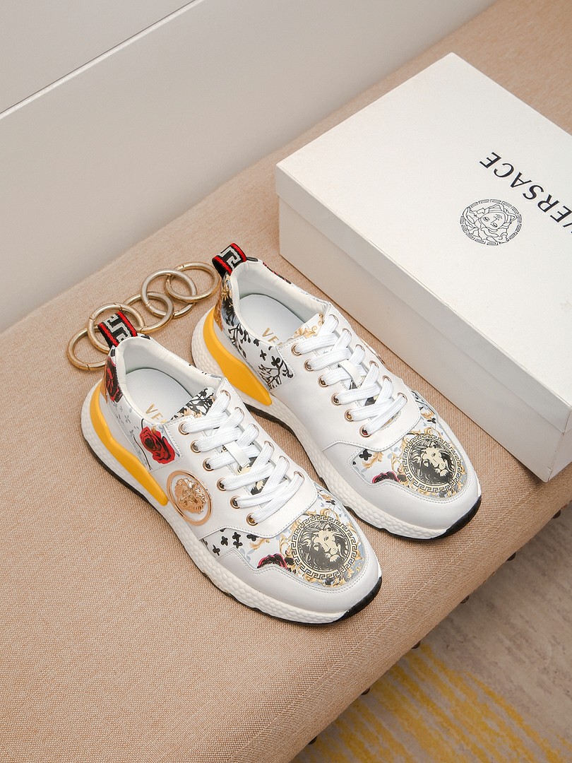 I5 VERSACE范思哲休闲鞋鞋 经典 首发时尚百搭男士鞋，….作为时尚界的活跃一族 ⭐ ⚡为中国时尚潮男打造出这款时尚简洁男鞋 ✨鞋面料采用进口牛皮＋🐑皮里 ⚡时尚大方…原代工厂特供真皮防滑耐磨橡胶品牌大底✌ 经典时尚百搭系列