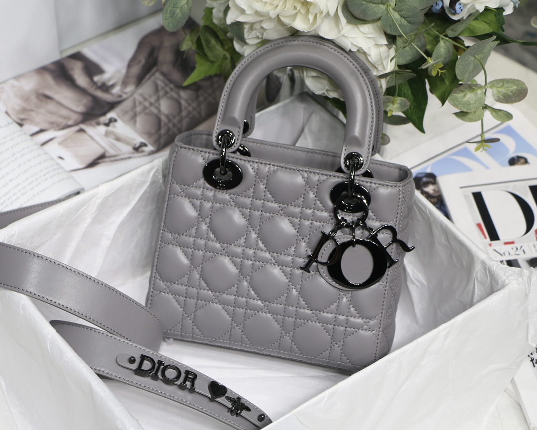 Sac DIOR Lady Dior à badges gris, quincaillerie couleur canon, bandoulière large