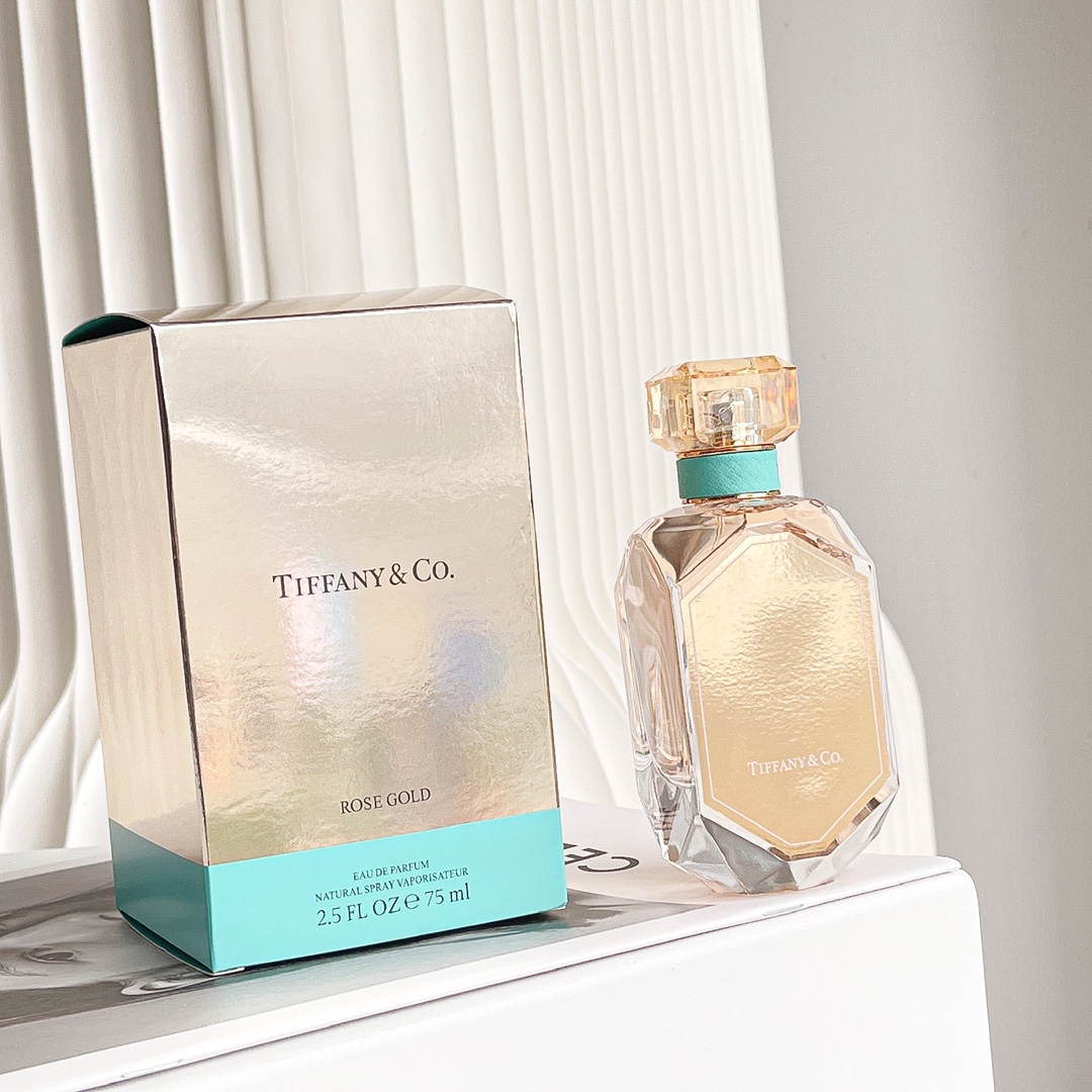 100💰专柜品质
.Tiffany最近新出了一支玫瑰金香水,第一眼被它的颜值所惊艳了!用的是它们家经典的钻石几何切割工艺,和淡淡的金粉色互为交映,像是一颗镶嵌了玫瑰金的钻石一样闪烁光芒。
-
外表漂亮是加分项,作为香水,香气才是重中之重。
这支香水的风格是酸甜而明媚的,浪漫可爱,实在是灵动,这种活泼感闻起来心情很是愉悦,很是生动的田园风。
-
✨前调:黑醋栗
✨中调:蓝玫瑰
✨后调:秋葵子
-
初开场时,香气把秋日的氛围感直接拉满,新鲜酸甜的黑醋栗,成熟多汁,蓝得发紫,浆果香气浓郁;搭配着水灵的荔枝和活泼跳跃的粉红胡椒。
每一次闻都可以到欢愉,热恋时的砰然心动就是如此吧。
-
当香气推移到后调时,气味变得越来越绵软,麝香交织着细腻的秋葵子,像是笼上了一层薄纱,又似躺在云雾间,软的温柔,软得舒适。