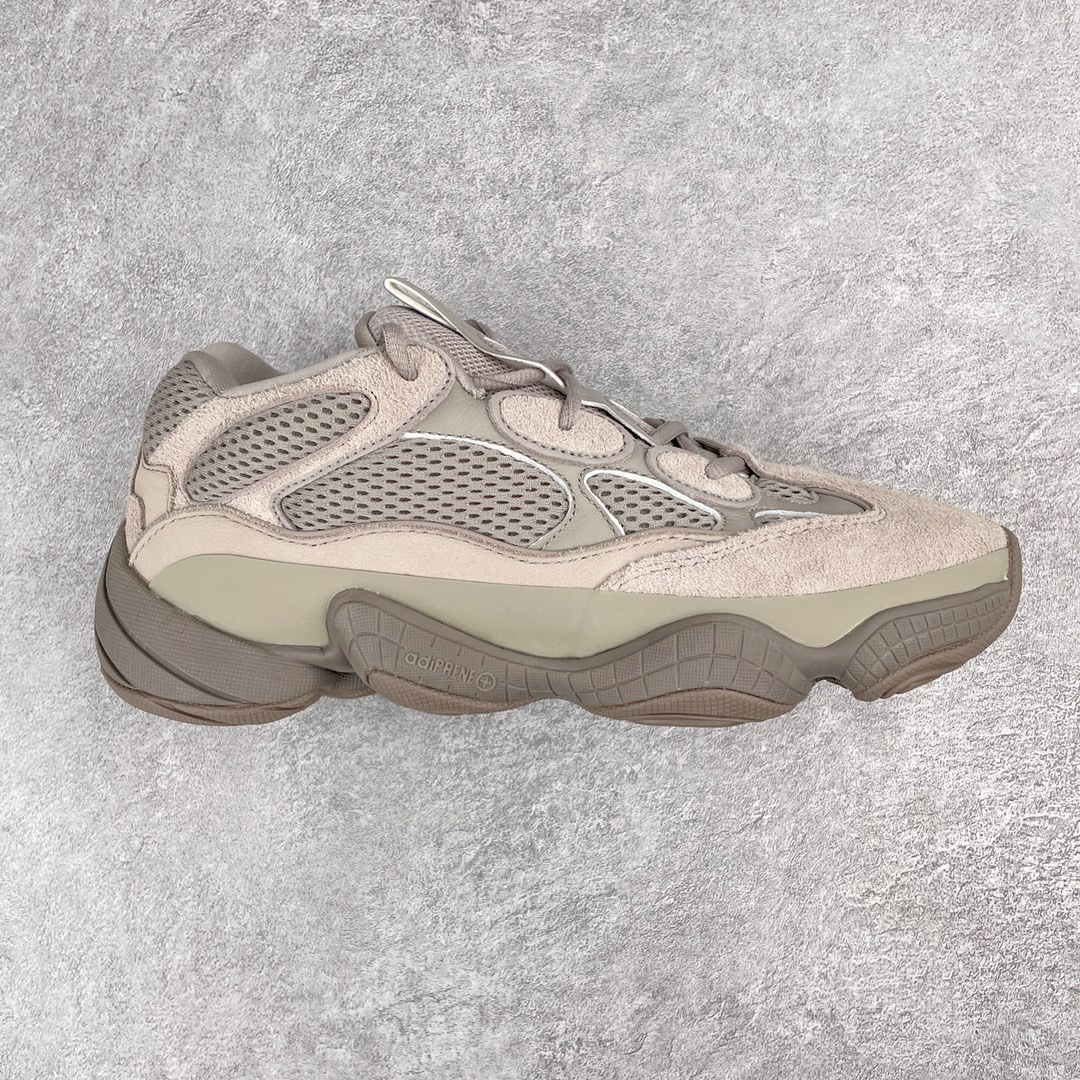 XP纯原 AD Yeezy 500 灰棕色 货号:GX3607 定义顶级制作工艺 仅看齐发售原鞋#AD万邦原厂翻毛、甩纹牛皮#内置adiPRENE+减震科技 #全鞋包括内里 机台针车间距调整与原版一致#原底模具开发 "adiPRENE"字样完美呈现#UV紫光下 鞋面、鞋垫反馈效果正确#原标测写 内外标、吊牌芯片卡 遵循原版 鞋盒双层外标