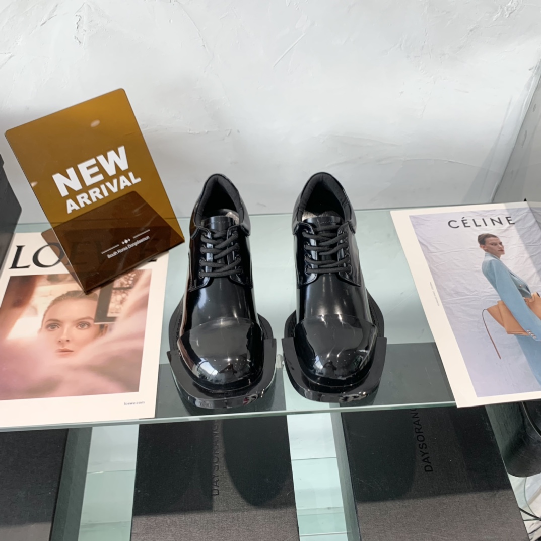 “High-End Dymonlatery Paints and Leather Shoes with Original Layout Development”