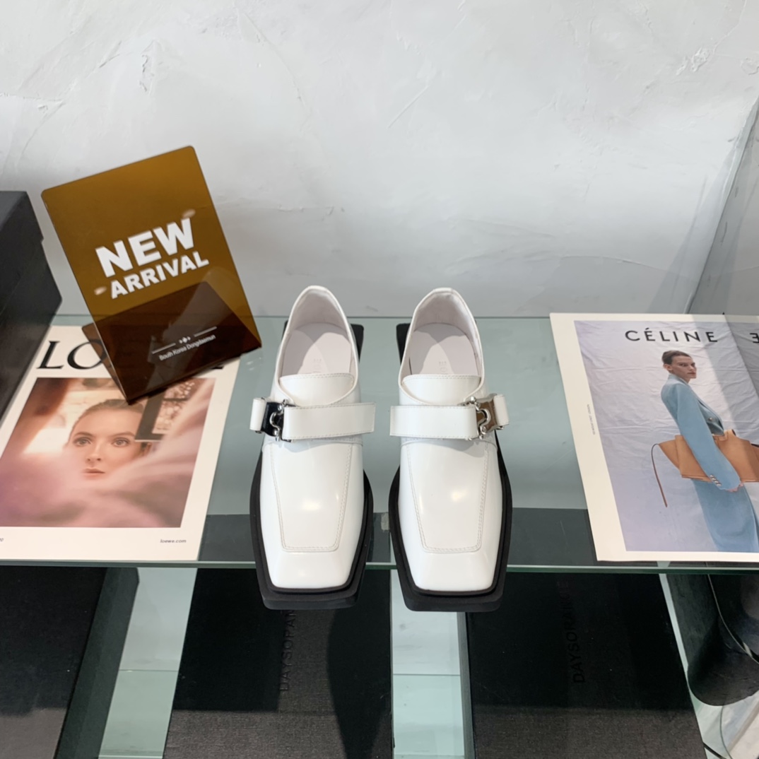 “High-End Dymonlatery Paints and Leather Shoes with Original Layout Development”