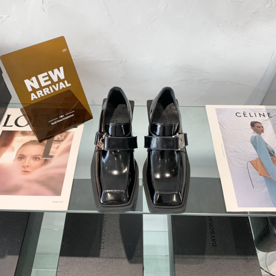 “High-End Dymonlatery Paints and Leather Shoes with Original Layout Development”