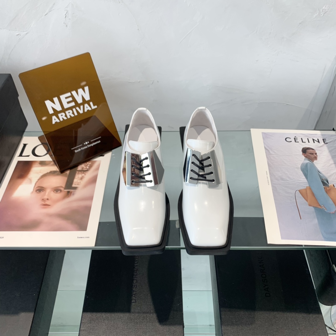 “High-End Dymonlatery Paints and Leather Shoes with Original Layout Development”