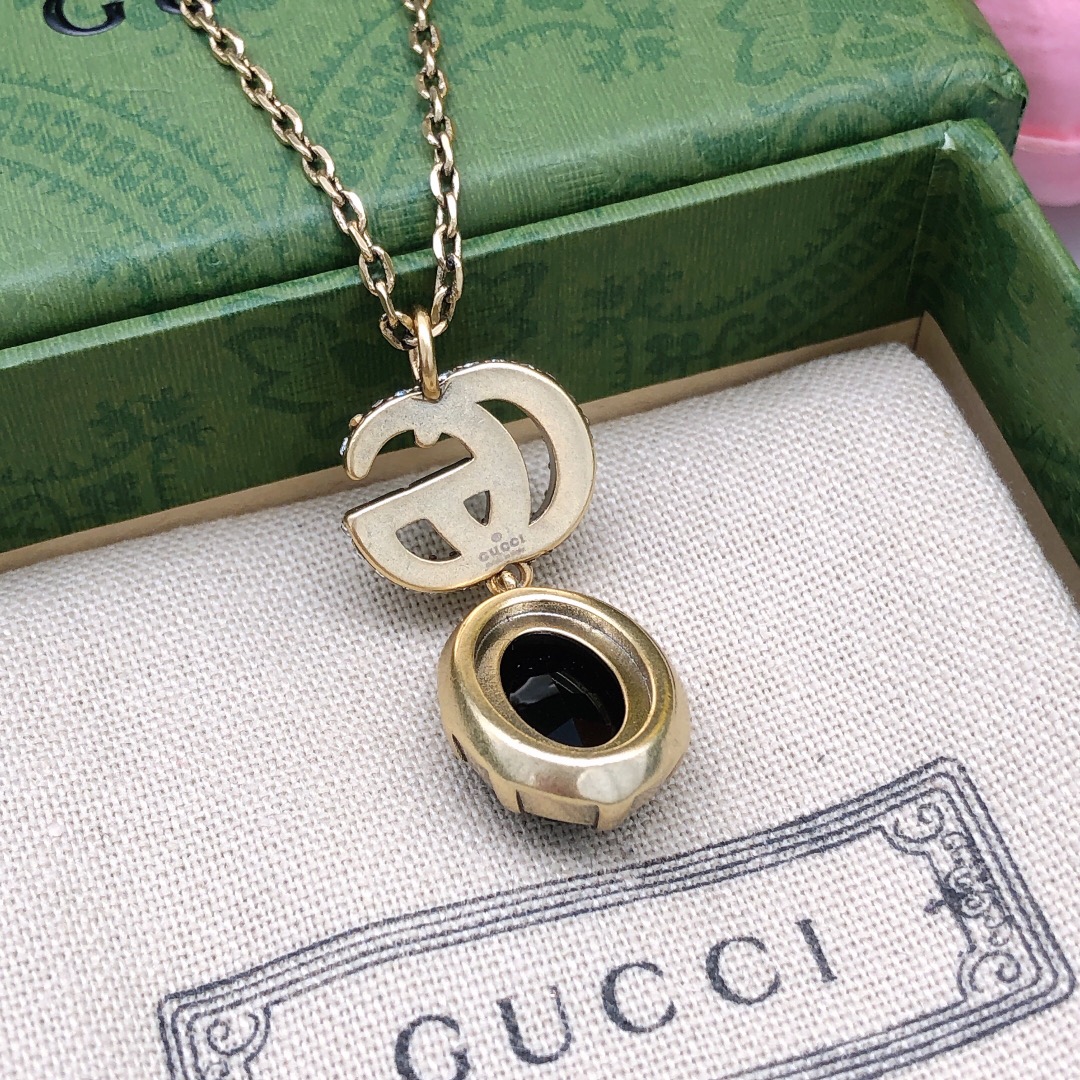 编号GXL0009
Gucci古驰双G项链黑色超有辨识度的双G logo加上一颗大大的宝石💎 不同的颜色