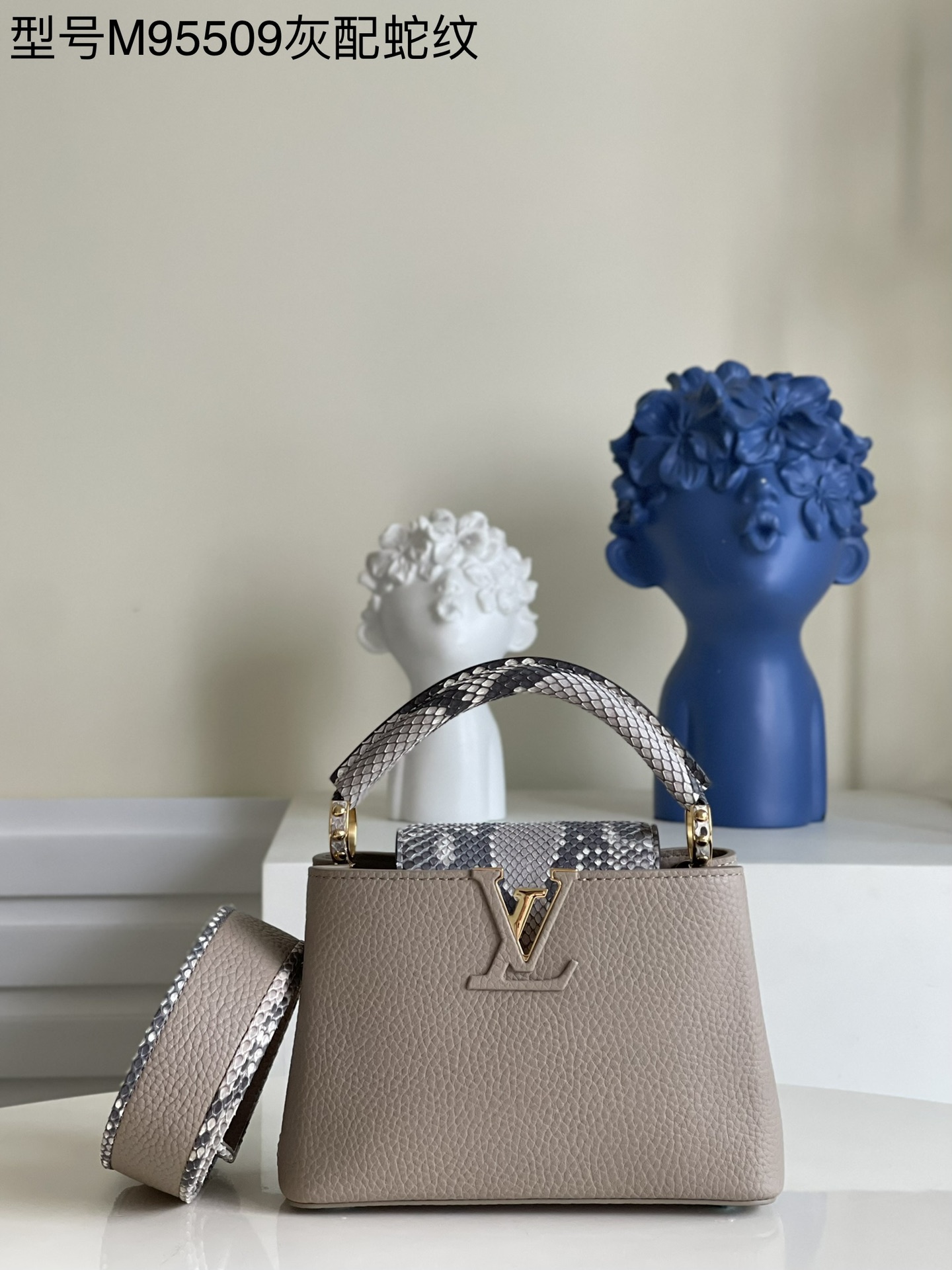 NO:397874,【Exclusive real photo of M95509 gray with snake pattern】M92647 Capucines mini handbag noble cowhide, luxurious fetal cowhide lining, shiny metal trim, unique Capucines cover can be included in the bag to display letter logos, and can be turned outwards. It presents Monogram Flower pattern size: 21x14x8cm kl.,LV【original leather】,louis vuitton,cowhide19860909【独家实拍M95509灰配蛇纹】M92647 Capucines 迷你手袋 高贵的牛皮,奢华的胎牛皮衬里,闪亮的金属饰件,特有的Capucines搭盖既可收入包内展示字母标识,又可外翻 呈现Monogram Flower图案 size:21x14x8cm kl.,LV【原厂皮】,louis vuitton,cowhide,Bag