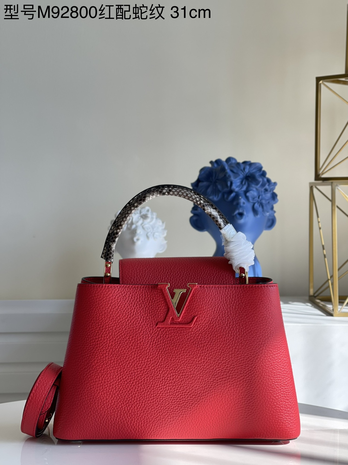 NO:397863,[Exclusive real photo M92800 red with snake pattern medium] Full grain Taurillon leather combined with rare wide-patterned python skin to create a luxurious handbag. Various traditional details are the highlights of the handbag LV first letter, unique edge ring, and fine Monogram flowers on the flip cover. It is equipped with a top handle, a removable strap and a unique bag cover, a variety of carry styles to adapt to different shapes or moods. Detailed features 31.5 x 20 x 11 cm kl.,LV [original leather],louis vuitton,snakeskin19860909【独家实拍M92800红配蛇纹 中号】全粒面Taurillon皮与稀有宽纹蟒蛇皮结合,打造出一款奢华的手提包,各种传统的细节是手袋的亮点LV首字母,独特的边环,翻盖上精细的Monogram花朵.配有顶部手柄、可脱卸包带与独特包盖,多种背携风格,适应不同造型或心情.详细特征31.5 x 20 x 11 厘米 kl.,LV【原厂皮】,louis vuitton,snakeskin,Bag