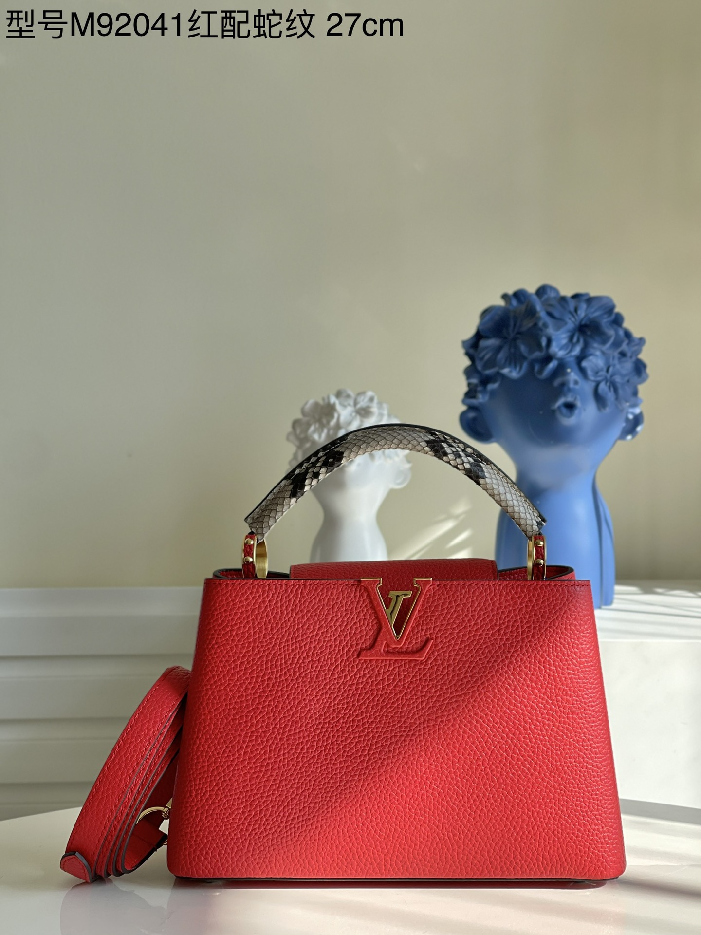 NO:397866,[Exclusive real photo M92041 red and snake pattern small] Full-grain Taurillon leather combined with rare wide-patterned python skin to create a luxurious handbag. Various traditional details are the highlights of the handbag LV first letter, unique edge ring, and fine Monogram flowers on the flip. It is equipped with a top handle, a removable strap and a unique bag cover, a variety of carry styles to adapt to different shapes or moods. Detailed features 27 x 18 x 9 cm kl.,LV [original leather],louis vuitton,snakeskin19860909【独家实拍M92041红配蛇纹 小号】全粒面Taurillon皮与稀有宽纹蟒蛇皮结合,打造出一款奢华的手提包,各种传统的细节是手袋的亮点LV首字母,独特的边环,翻盖上精细的Monogram花朵.配有顶部手柄、可脱卸包带与独特包盖,多种背携风格,适应不同造型或心情.详细特征27 x 18 x 9 厘米 kl.,LV【原厂皮】,louis vuitton,snakeskin,Bag