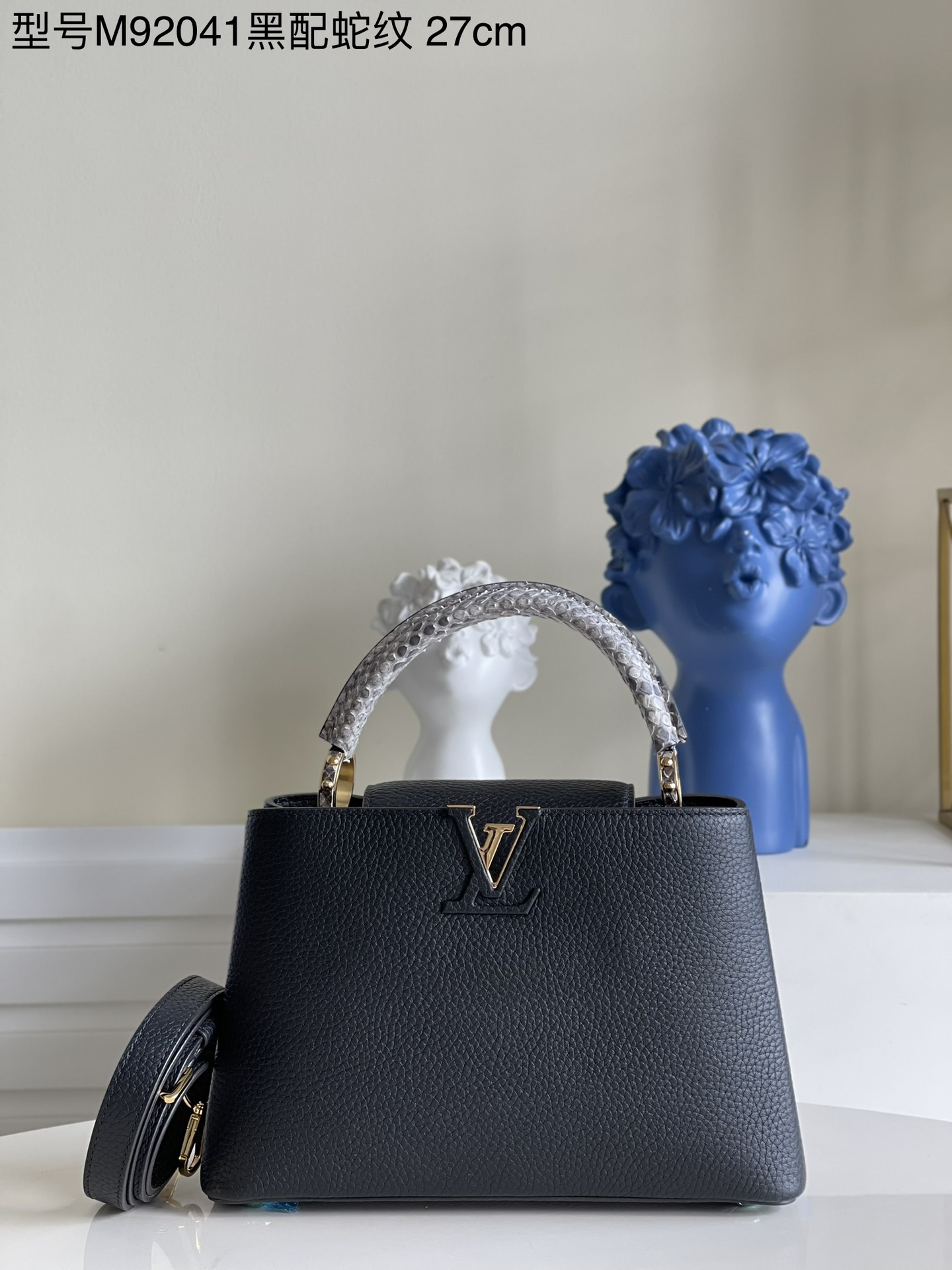 NO:397854,[Exclusive real photo M92041 black with snake pattern small] Full-grain Taurillon leather combined with rare wide-patterned python skin to create a luxurious handbag. Various traditional details are the highlights of the handbag LV first letter, unique edge ring, and fine Monogram flowers on the flip cover. It is equipped with a top handle, a removable strap and a unique bag cover, a variety of carry styles to adapt to different shapes or moods. Detailed features 27 x 18 x 9 cm kl.,LV [original leather],louis vuitton,snakeskin19860909【独家实拍M92041黑配蛇纹 小号】全粒面Taurillon皮与稀有宽纹蟒蛇皮结合,打造出一款奢华的手提包,各种传统的细节是手袋的亮点LV首字母,独特的边环,翻盖上精细的Monogram花朵.配有顶部手柄、可脱卸包带与独特包盖,多种背携风格,适应不同造型或心情.详细特征27 x 18 x 9 厘米 kl.,LV【原厂皮】,louis vuitton,snakeskin,Bag