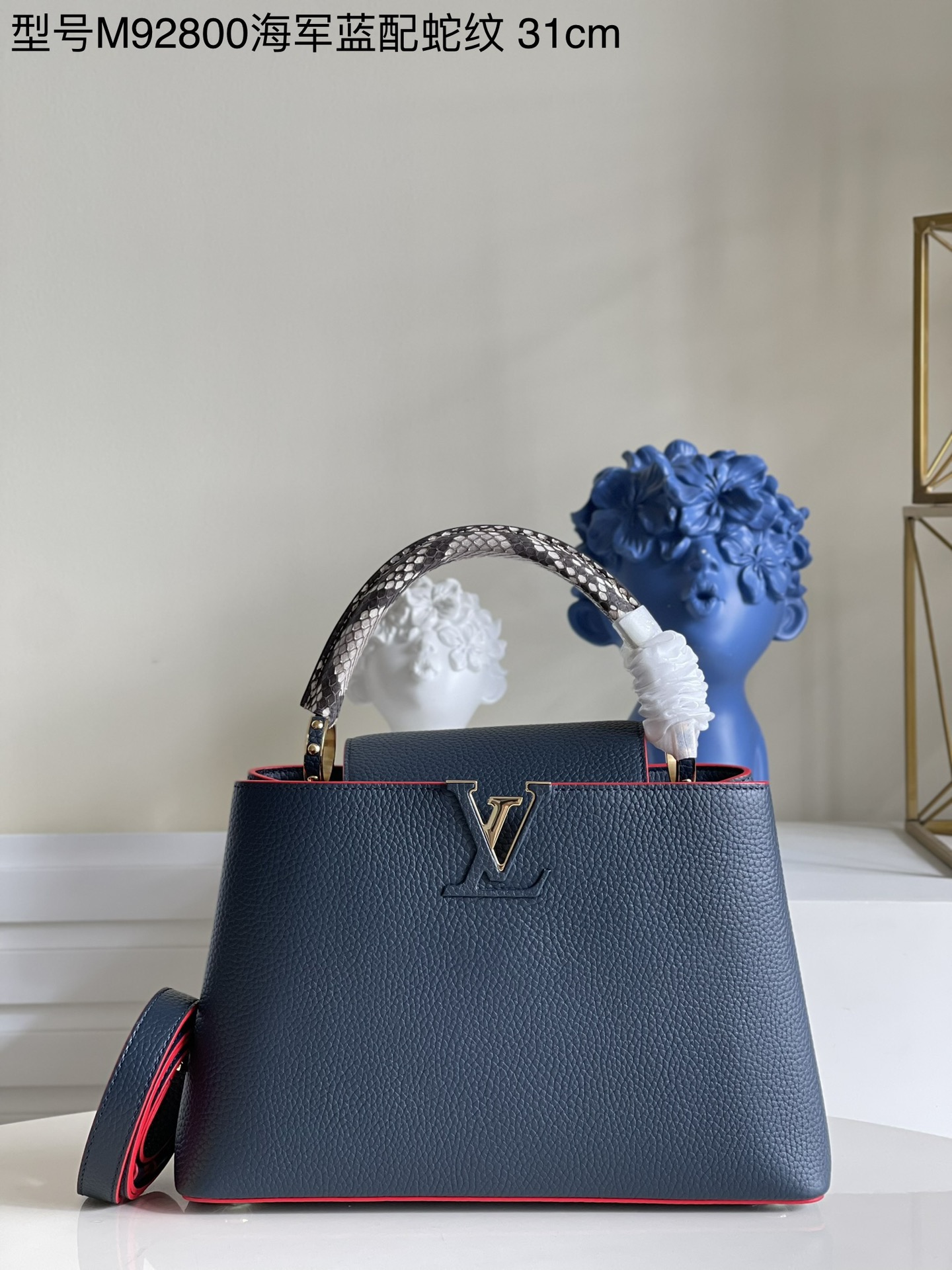 NO:397857,【Exclusive real shot of M92800 navy blue with snake pattern medium】A full grain Taurillon leather combined with rare wide-patterned python skin to create a luxurious handbag. Various traditional details are the highlights of the handbag LV first letter, unique edge ring, and fine Monogram flowers on the flip cover. It is equipped with a top handle, a removable strap and a unique bag cover, a variety of carry styles to adapt to different shapes or moods. Detailed features 31.5 x 20 x 11 cm kl.,LV [original leather],louis vuitton,snakeskin19860909【独家实拍M92800海军蓝配蛇纹 中号】全粒面Taurillon皮与稀有宽纹蟒蛇皮结合,打造出一款奢华的手提包,各种传统的细节是手袋的亮点LV首字母,独特的边环,翻盖上精细的Monogram花朵.配有顶部手柄、可脱卸包带与独特包盖,多种背携风格,适应不同造型或心情.详细特征31.5 x 20 x 11 厘米 kl.,LV【原厂皮】,louis vuitton,snakeskin,Bag