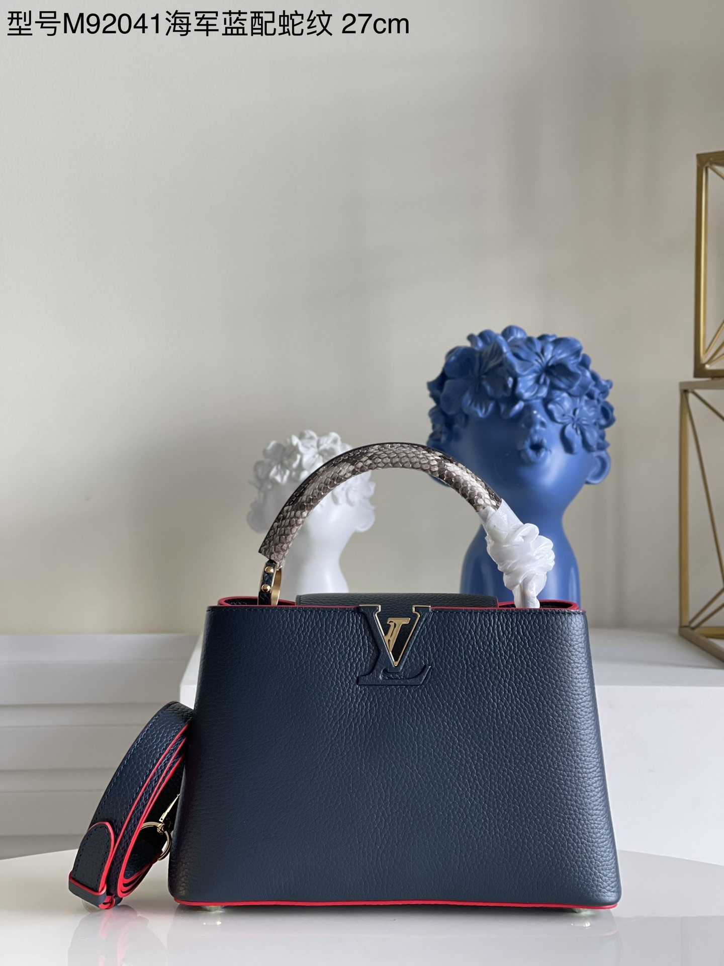 NO:397860,[Exclusive real photo M92041 navy blue with snake pattern small] Full grain Taurillon leather combined with rare wide-patterned python skin to create a luxurious handbag. Various traditional details are the highlights of the handbag LV first letter, unique edge ring, and fine Monogram flowers on the flip. It is equipped with top handle, removable strap and unique cover, and a variety of carry styles to adapt to different shapes or moods. Detailed features 27 x 18 x 9 cm kl.,LV [original leather],louis vuitton,snakeskin19860909【独家实拍M92041海军蓝配蛇纹 小号】全粒面Taurillon皮与稀有宽纹蟒蛇皮结合,打造出一款奢华的手提包,各种传统的细节是手袋的亮点LV首字母,独特的边环,翻盖上精细的Monogram花朵.配有顶部手柄、可脱卸包带与独特包盖,多种背携风格,适应不同造型或心情.详细特征27 x 18 x 9 厘米 kl.,LV【原厂皮】,louis vuitton,snakeskin,Bag