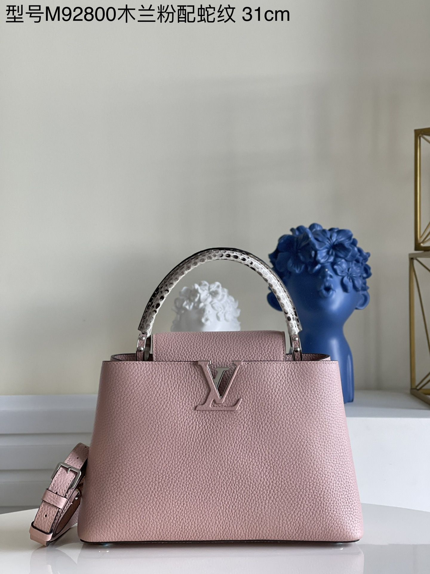 NO:397867,[Exclusive real photo M92800 magnolia powder with snake pattern medium] Full grain Taurillon leather combined with rare wide-patterned python skin to create a luxurious handbag. Various traditional details are the highlights of the handbag LV first letter, unique edge ring, and fine Monogram flowers on the flip cover. It is equipped with top handle, removable strap and unique cover, and a variety of carry styles to adapt to different shapes or moods. Detailed features 31.5 x 20 x 11 cm kl.,LV [original leather],louis vuitton,snakeskin19860909【独家实拍M92800木兰粉配蛇纹 中号】全粒面Taurillon皮与稀有宽纹蟒蛇皮结合,打造出一款奢华的手提包,各种传统的细节是手袋的亮点LV首字母,独特的边环,翻盖上精细的Monogram花朵.配有顶部手柄、可脱卸包带与独特包盖,多种背携风格,适应不同造型或心情.详细特征31.5 x 20 x 11 厘米 kl.,LV【原厂皮】,louis vuitton,snakeskin,Bag