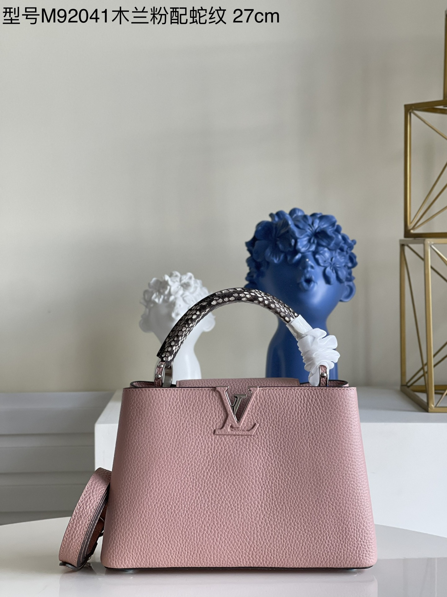 NO:397869,[Exclusive real photo M92041 magnolia powder with snake pattern small] Full-grain Taurillon leather combined with rare wide-patterned python skin to create a luxurious handbag. Various traditional details are the highlights of the handbag LV first letter, unique edge ring, and fine Monogram flowers on the flip. It is equipped with a top handle, a removable strap and a unique bag cover, a variety of carry styles to adapt to different shapes or moods. Detailed features 27 x 18 x 9 cm kl.,LV [original leather],louis vuitton,snakeskin19860909【独家实拍M92041木兰粉配蛇纹 小号】全粒面Taurillon皮与稀有宽纹蟒蛇皮结合,打造出一款奢华的手提包,各种传统的细节是手袋的亮点LV首字母,独特的边环,翻盖上精细的Monogram花朵.配有顶部手柄、可脱卸包带与独特包盖,多种背携风格,适应不同造型或心情.详细特征27 x 18 x 9 厘米 kl.,LV【原厂皮】,louis vuitton,snakeskin,Bag