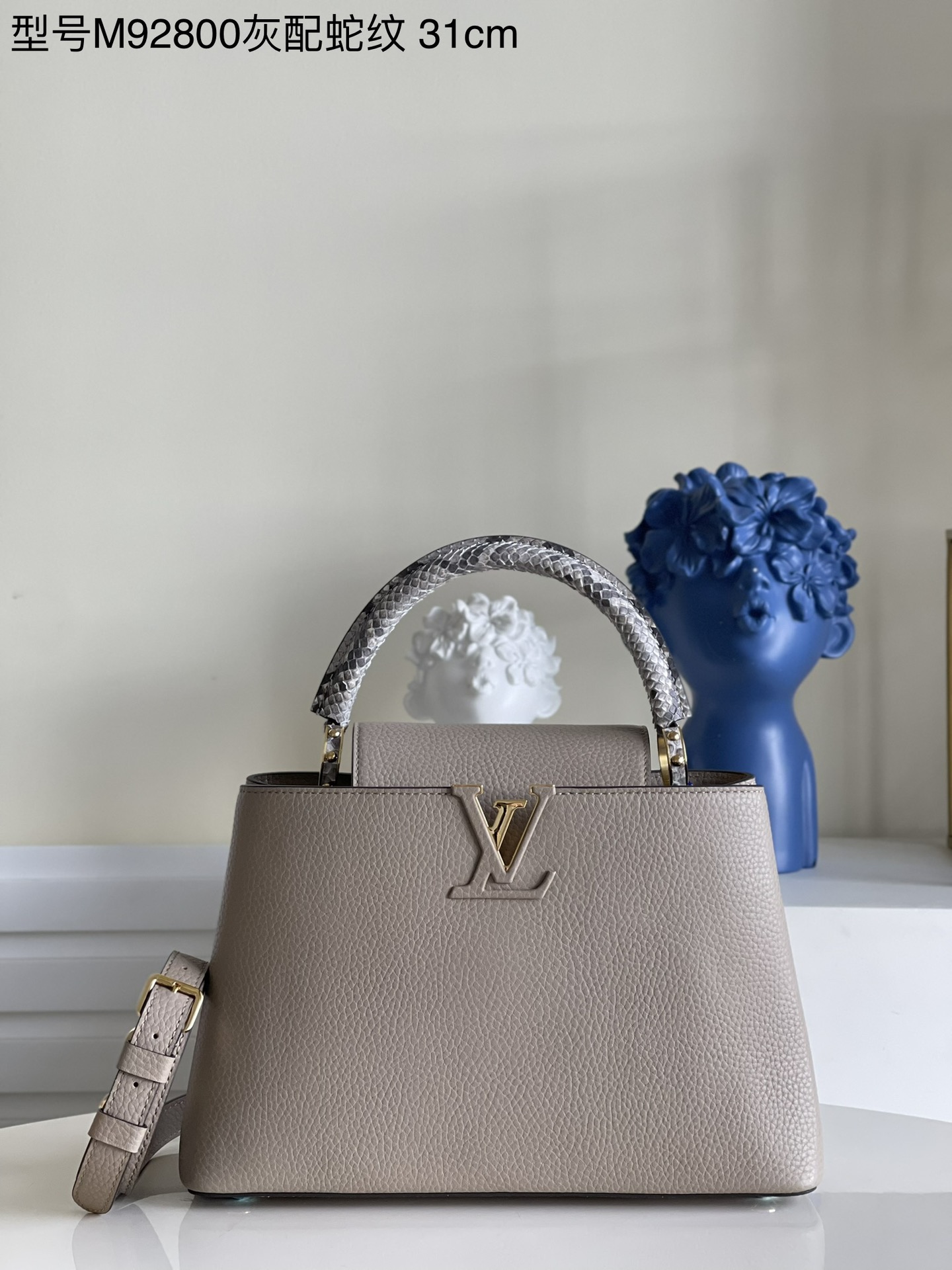 NO:397871,[Exclusive real photo M92800 gray with snake pattern medium] Full-grain Taurillon leather combined with rare wide-patterned python skin to create a luxurious handbag. Various traditional details are the highlights of the handbag LV first letter, unique edge ring, and fine Monogram flowers on the flip. It is equipped with a top handle, a removable strap and a unique bag cover. It has a variety of carry styles to adapt to different shapes or moods. Detailed features 31.5 x 20 x 11 cm kl.,LV [original leather],louis vuitton,snakeskin19860909【独家实拍M92800灰配蛇纹 中号】全粒面Taurillon皮与稀有宽纹蟒蛇皮结合,打造出一款奢华的手提包,各种传统的细节是手袋的亮点LV首字母,独特的边环,翻盖上精细的Monogram花朵.配有顶部手柄、可脱卸包带与独特包盖,多种背携风格,适应不同造型或心情.详细特征31.5 x 20 x 11 厘米 kl.,LV【原厂皮】,louis vuitton,snakeskin,Bag