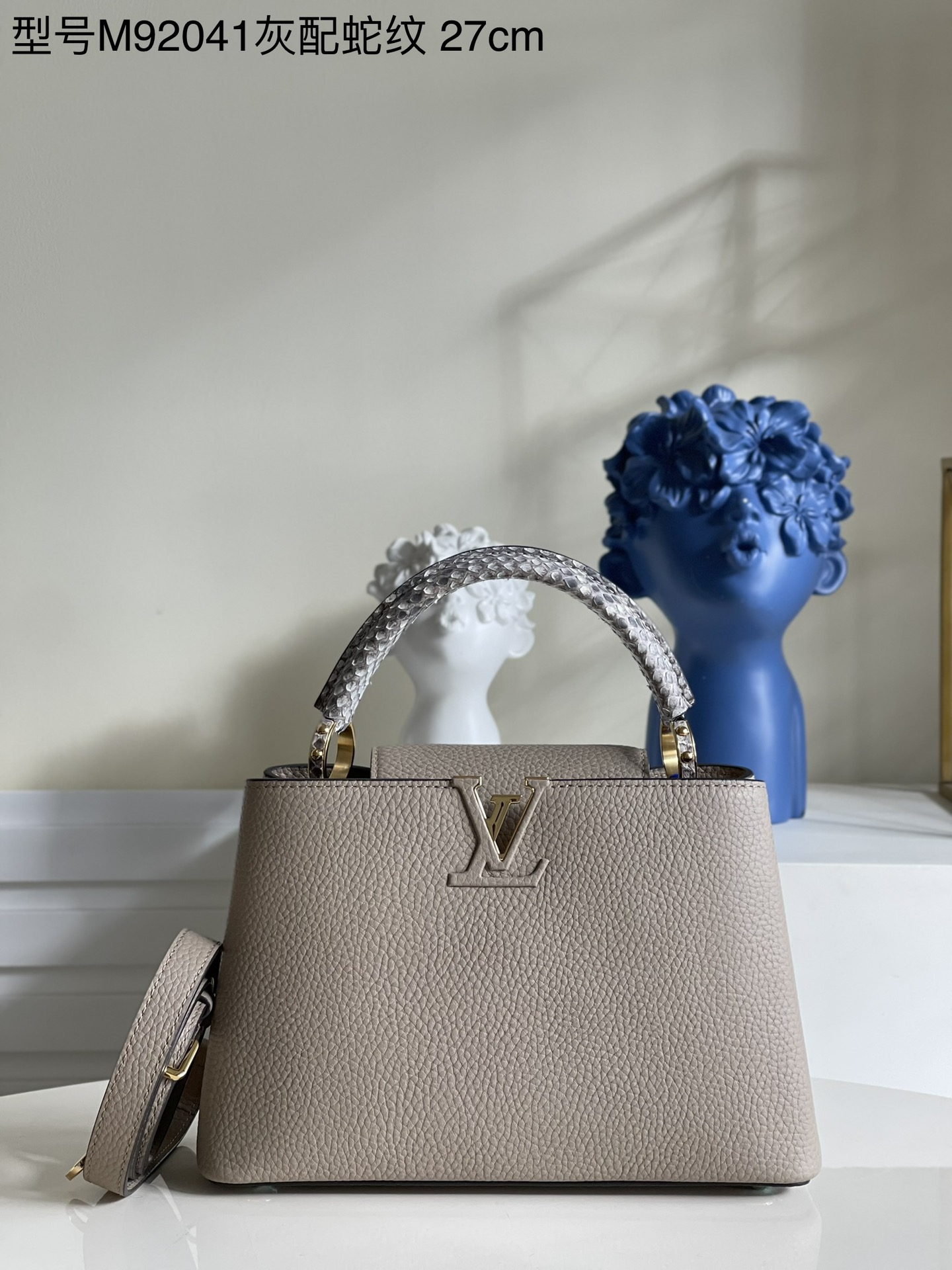 NO:397873,[Exclusive real photo M92041 gray with snake pattern small] Full-grain Taurillon leather combined with rare wide-patterned python skin to create a luxurious handbag. Various traditional details are the highlights of the handbag LV first letter, unique edge ring, and fine Monogram flowers on the flip. It is equipped with a top handle, a removable strap and a unique bag cover, a variety of carry styles to adapt to different shapes or moods. Detailed features 27 x 18 x 9 cm kl.,LV [original leather],louis vuitton,snakeskin19860909【独家实拍M92041灰配蛇纹 小号】全粒面Taurillon皮与稀有宽纹蟒蛇皮结合,打造出一款奢华的手提包,各种传统的细节是手袋的亮点LV首字母,独特的边环,翻盖上精细的Monogram花朵.配有顶部手柄、可脱卸包带与独特包盖,多种背携风格,适应不同造型或心情.详细特征27 x 18 x 9 厘米 kl.,LV【原厂皮】,louis vuitton,snakeskin,Bag