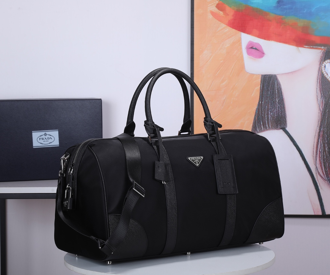 Prada 小号 Pra 旅行袋 手提包采用 防水布材质，手感超好 质量 做工 电镀五金 品质 高端货