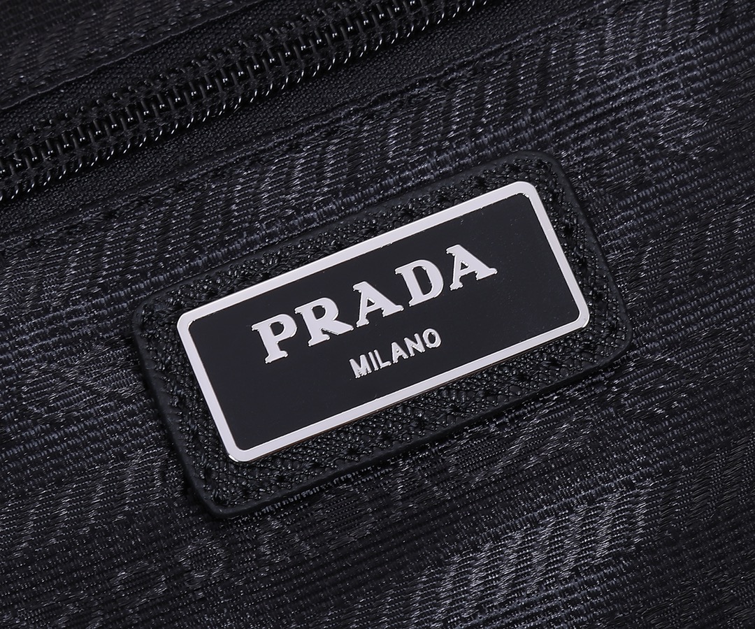 Prada 小号 Pra 旅行袋 手提包采用 防水布材质，手感超好 质量 做工 电镀五金 品质 高端货