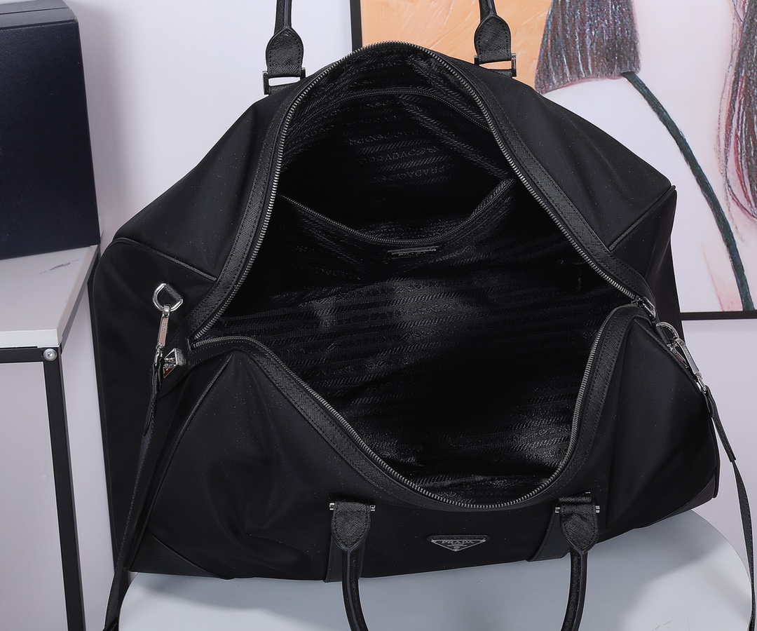 Prada 小号 Pra 旅行袋 手提包采用 防水布材质，手感超好 质量 做工 电镀五金 品质 高端货
