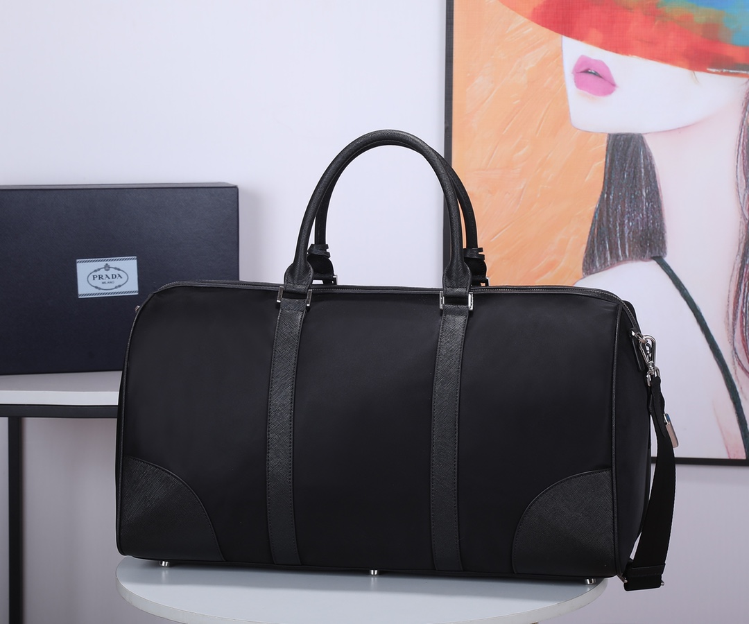 Prada 小号 Pra 旅行袋 手提包采用 防水布材质，手感超好 质量 做工 电镀五金 品质 高端货