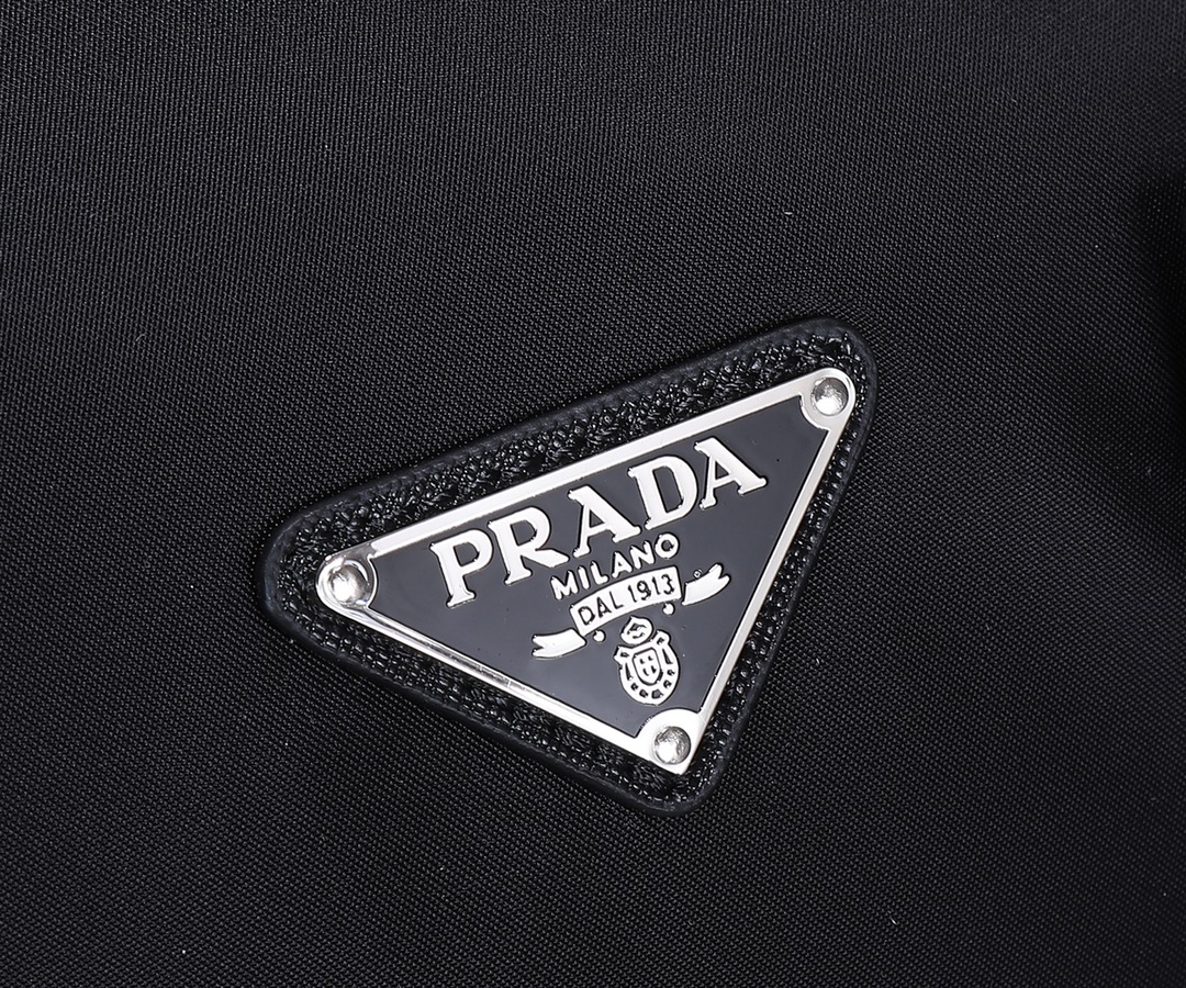 Prada 小号 Pra 旅行袋 手提包采用 防水布材质，手感超好 质量 做工 电镀五金 品质 高端货