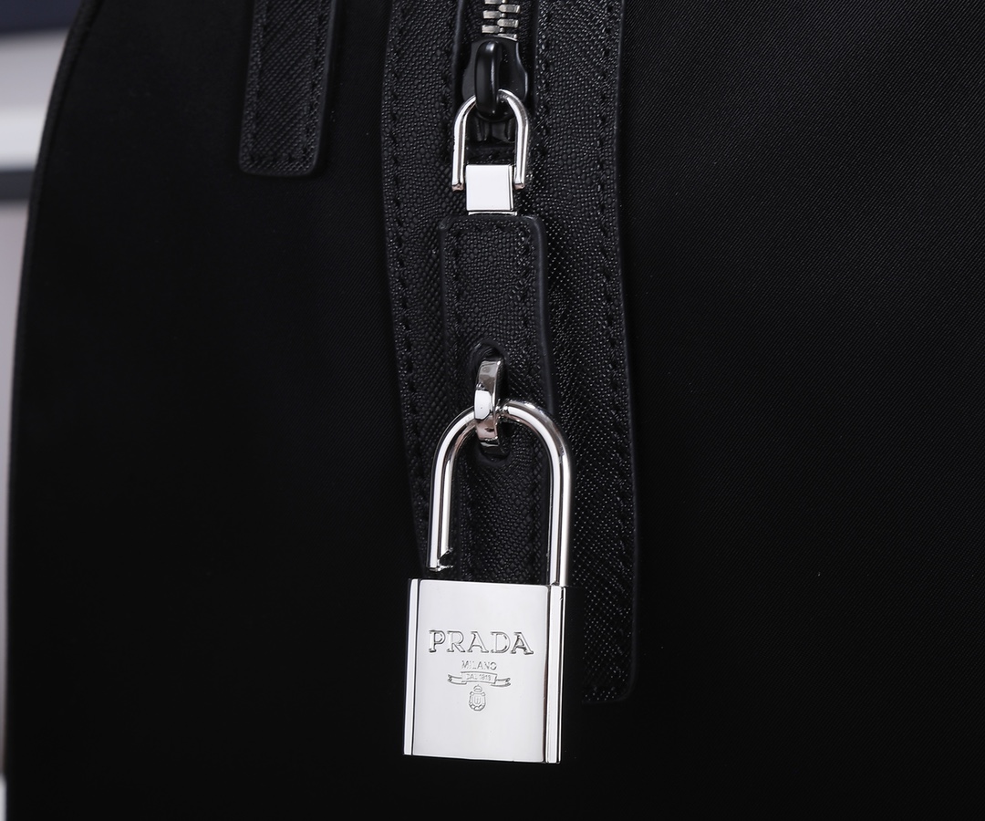Prada Pra 旅行袋 手提包，采用 防水布材质，手感超好 质量 做工 电镀五金 品质 高端货