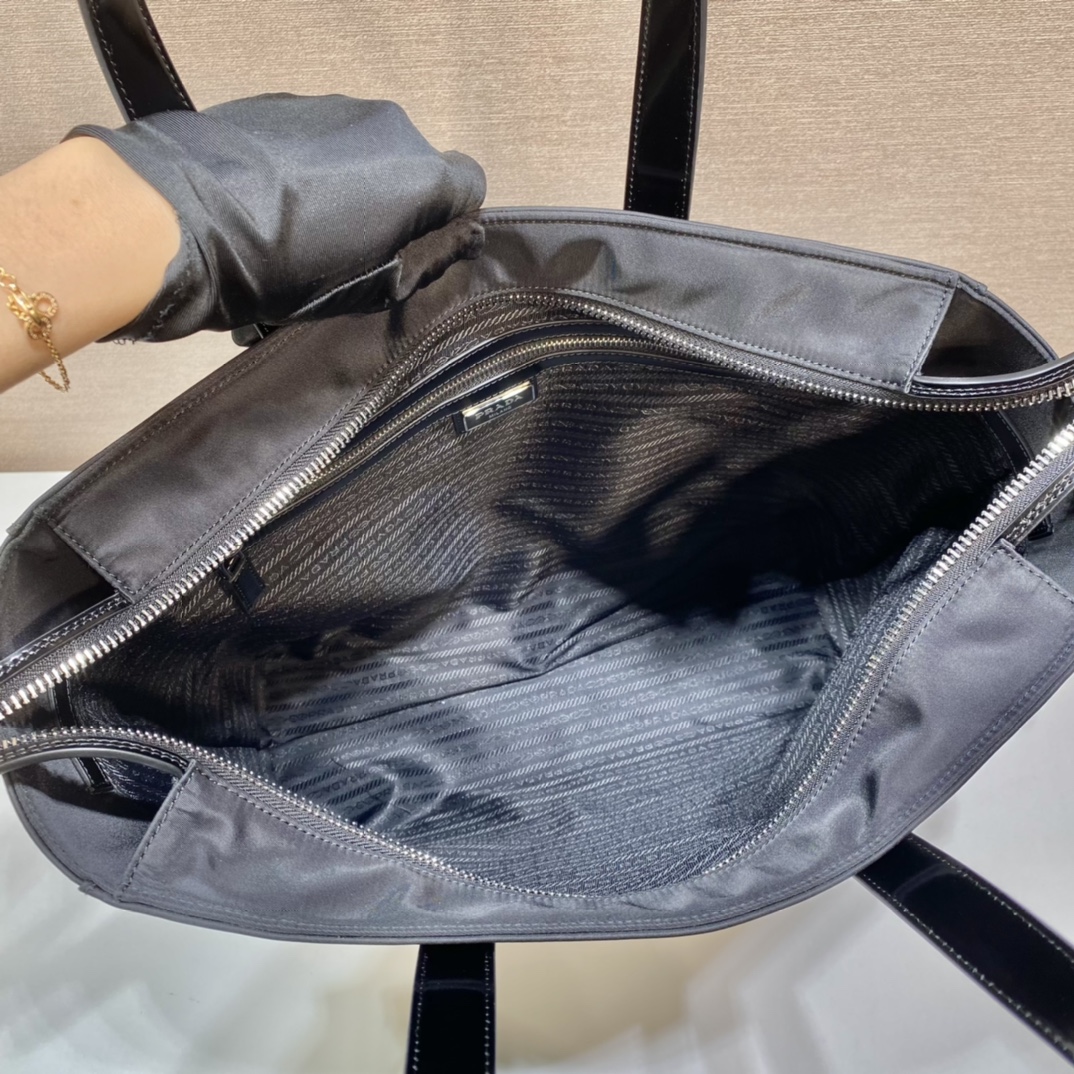 PRADA普拉达尼龙布料新款托特包2VG071