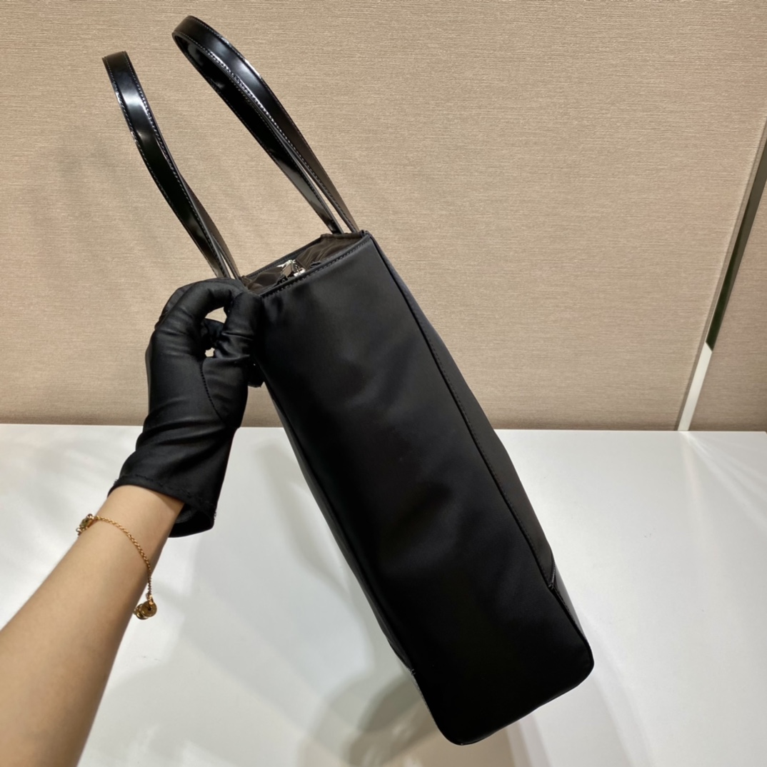 PRADA普拉达尼龙布料新款托特包2VG071