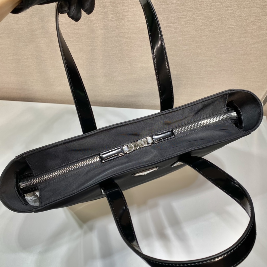 PRADA普拉达尼龙布料新款托特包2VG071