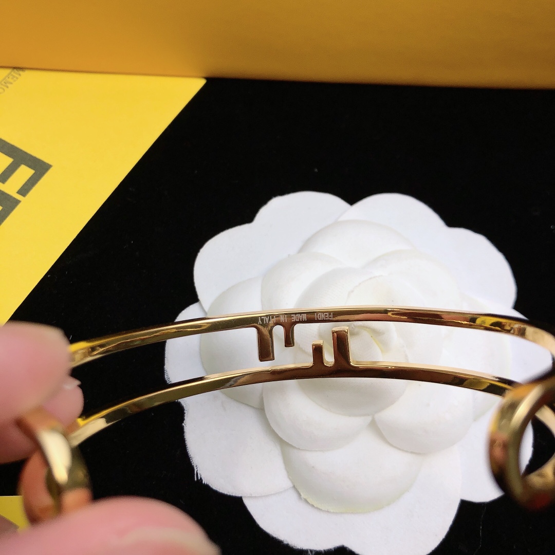 New FENDI Logo Handshake: High-End Custom Bracelets for Everyday Elegance. - 图片 1