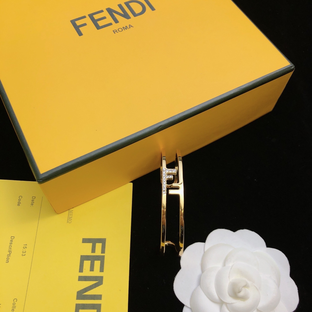 New FENDI Logo Handshake: High-End Custom Bracelets for Everyday Elegance. - 图片 3