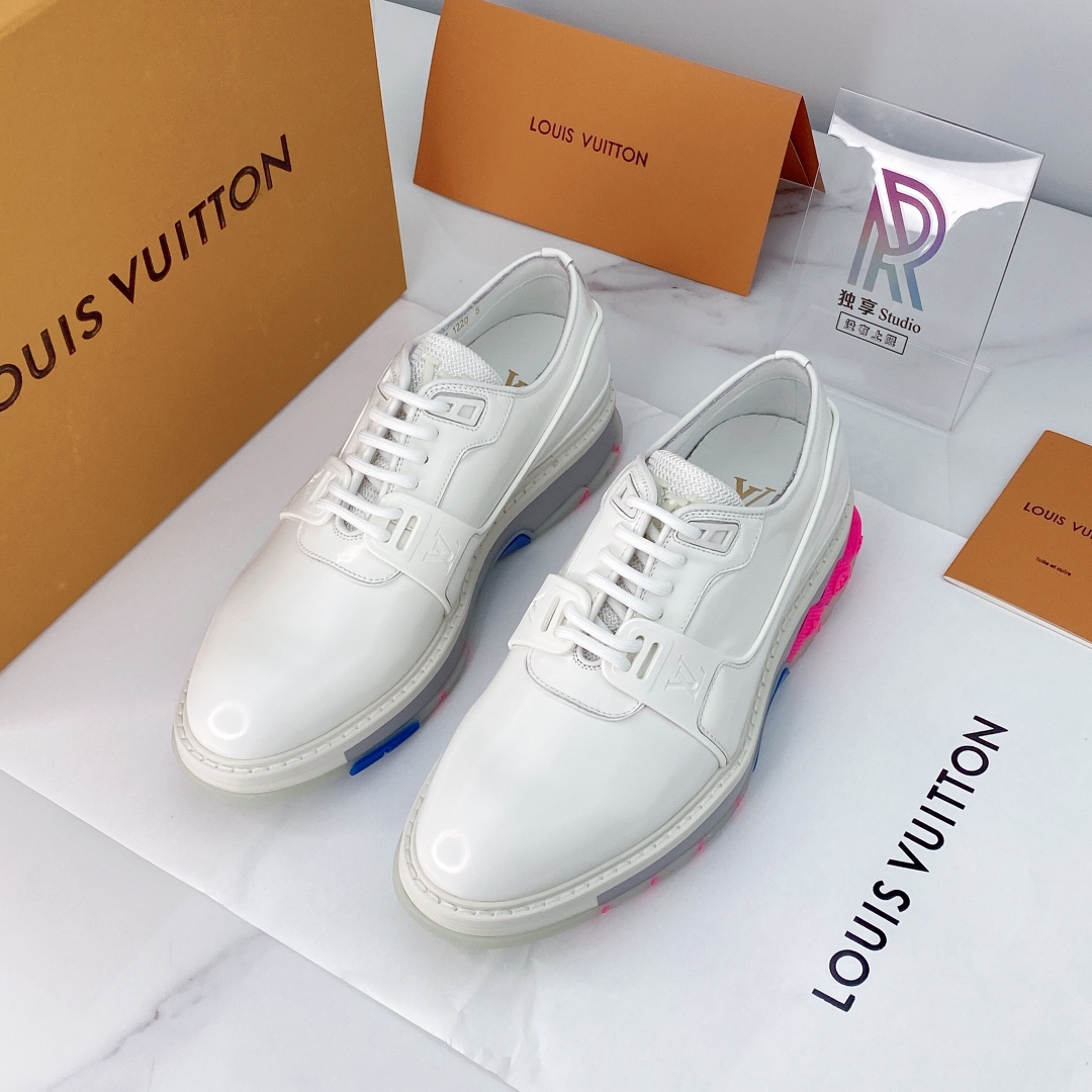 Zapatos de piel suela harina blanca.