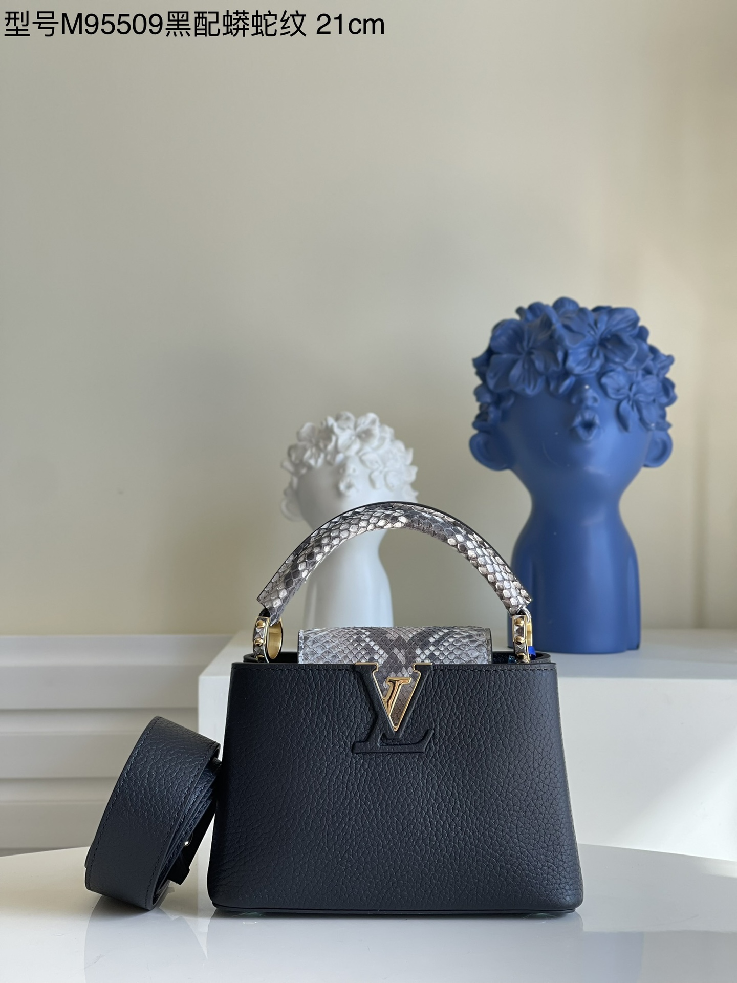 NO:397876,【Exclusive real photo of M95509 black with python pattern mini】M96467 Capucines mini handbag imported from France, shiny metal trim, unique Capucines cover can be included in the bag to display letter logos, and can be turned outward, presenting Monogram Flower pattern size: 21x14x8cm kl.,LV【original leather】,louis vuitton,cowhide19860909【独家实拍M95509黑配蟒蛇纹 迷你】M96467 Capucines 迷你手袋 法国进口小牛皮,闪亮的金属饰件,特有的Capucines搭盖既可收入包内展示字母标识,又可外翻 呈现Monogram Flower图案 size:21x14x8cm kl.,LV【原厂皮】,louis vuitton,cowhide,Bag
