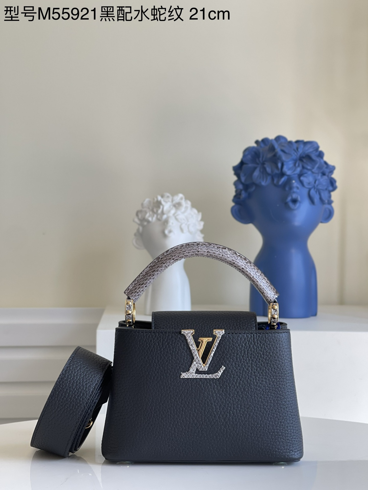 NO:397885,【Exclusive real photo of M55921 black with water snake pattern mini】M96467 Capucines mini handbag imported from France, shiny metal trim, unique Capucines cover can be included in the bag to display letter logos, and can be turned outwards, presenting Monogram Flower pattern size: 21x14x8cm kl.,LV【original leather】,louis vuitton,cowhide19860909【独家实拍M55921黑配水蛇纹 迷你】M96467 Capucines 迷你手袋 法国进口小牛皮,闪亮的金属饰件,特有的Capucines搭盖既可收入包内展示字母标识,又可外翻 呈现Monogram Flower图案 size:21x14x8cm kl.,LV【原厂皮】,louis vuitton,cowhide,Bag